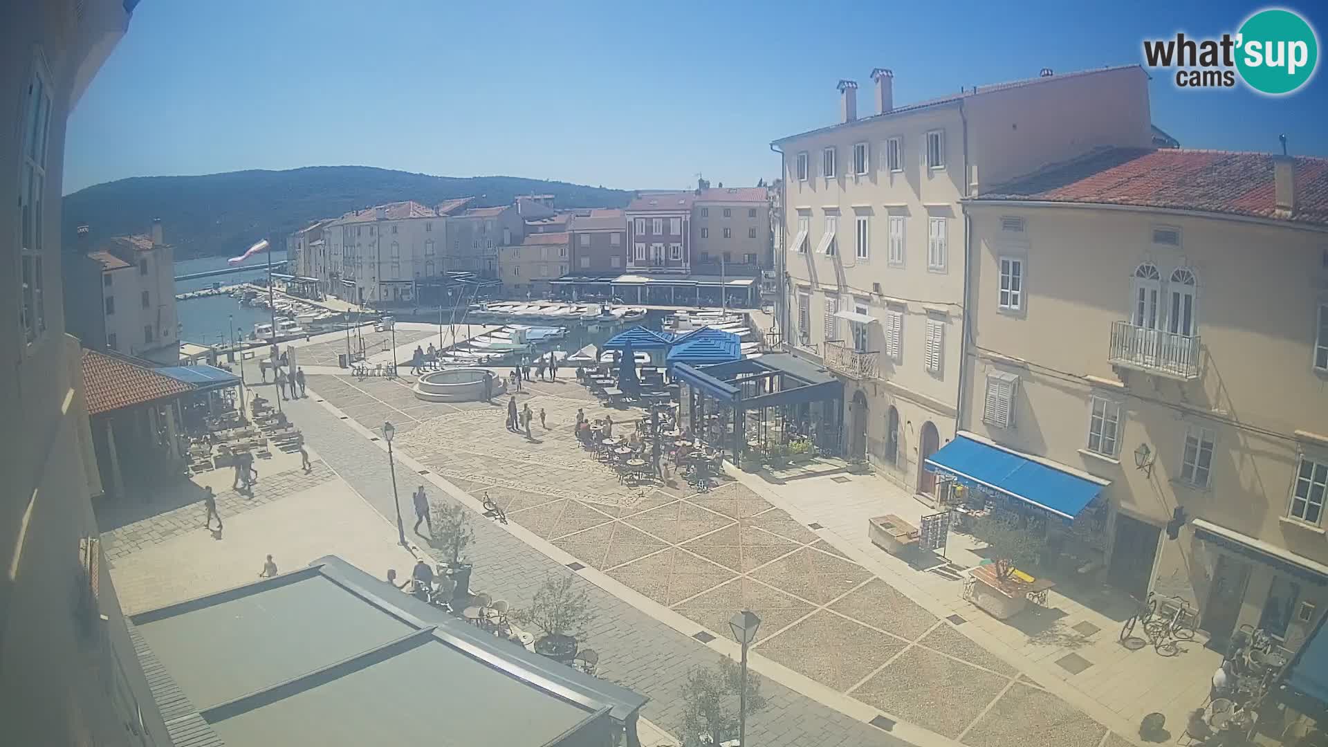 Web kamera Grad Cres – glavni trg i “mandrač” – otok Cres