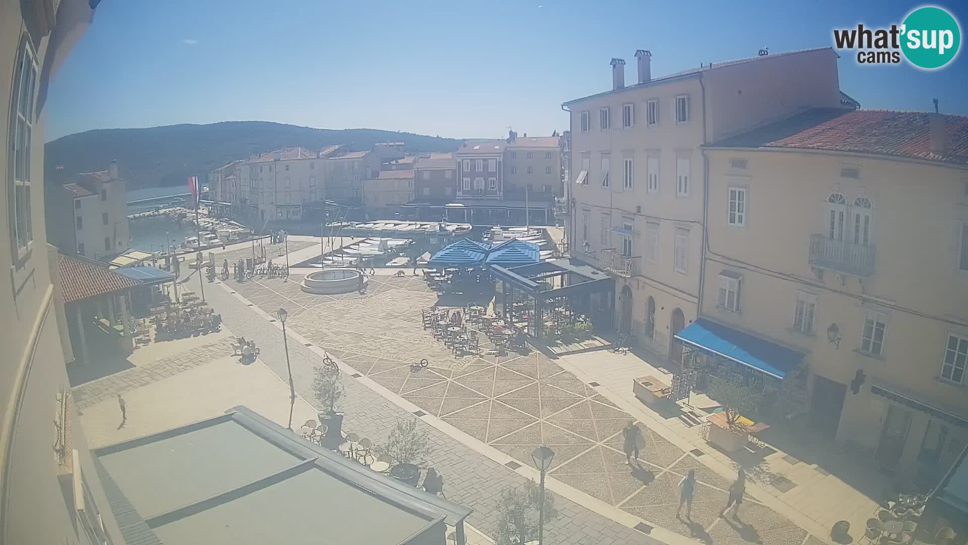 Web kamera Grad Cres – glavni trg i “mandrač” – otok Cres