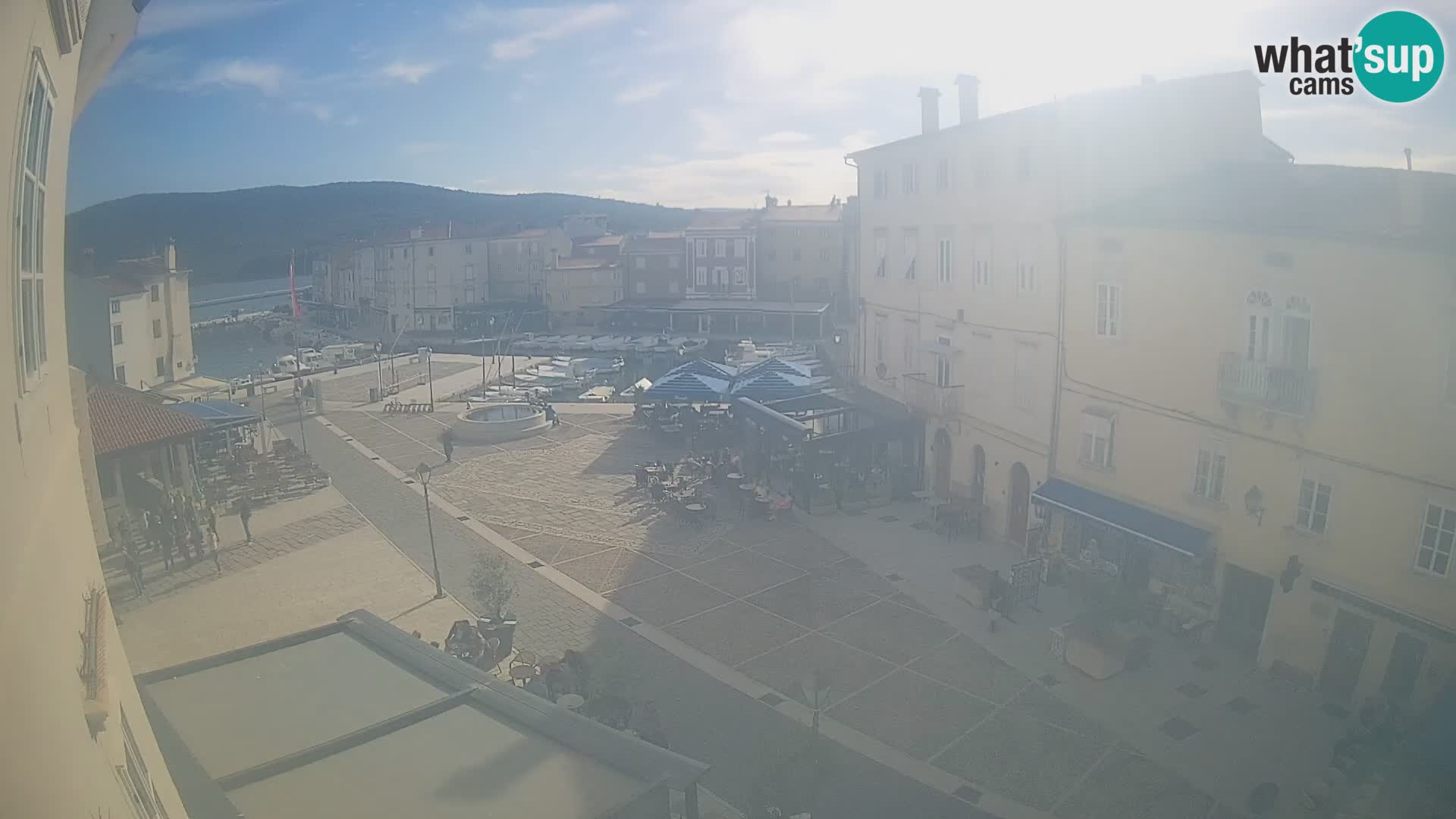 LIVE cam Cres city – place principale et “mandrač” – île de Cres – Croatie