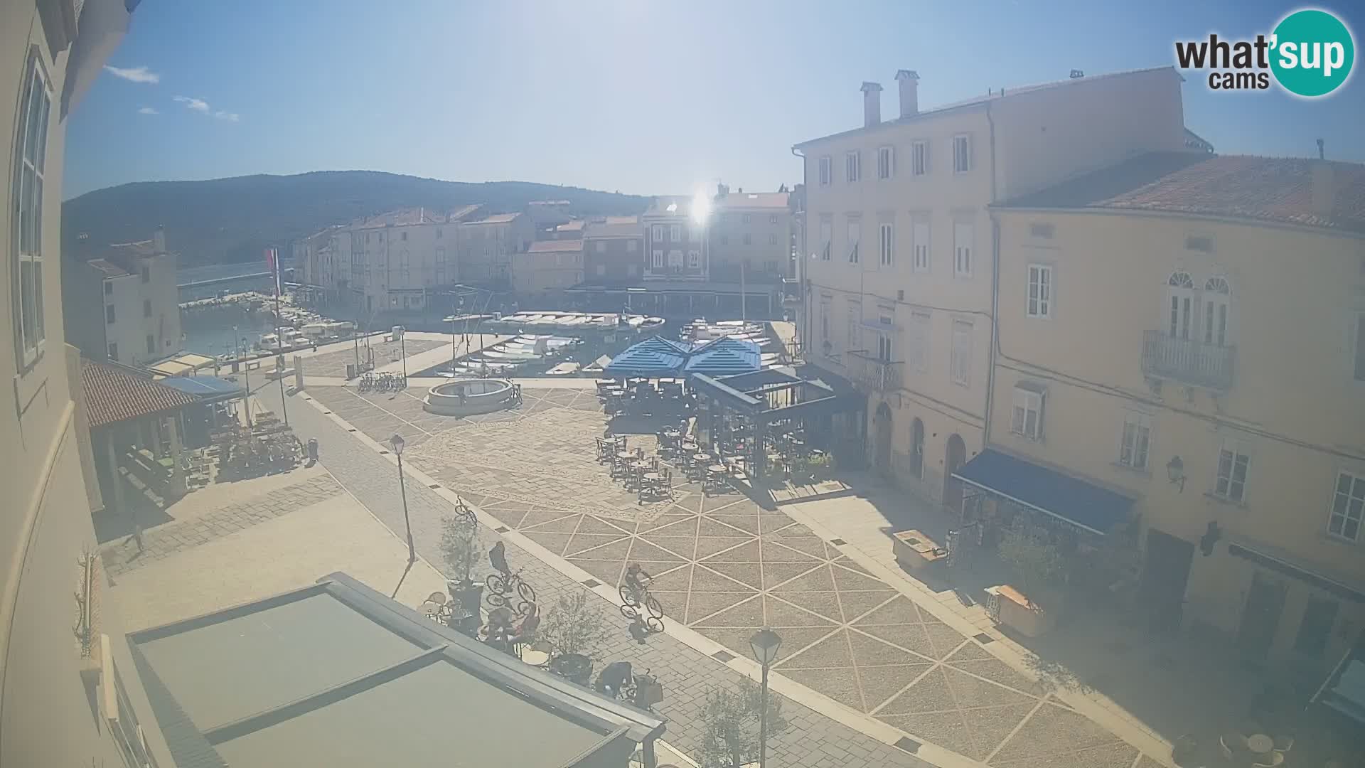 LIVE cam Cres city – place principale et “mandrač” – île de Cres – Croatie