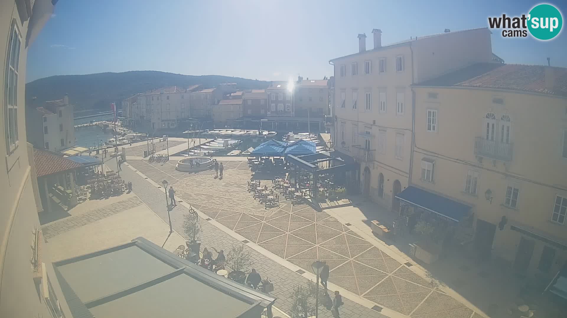 LIVE cam Cres city – place principale et “mandrač” – île de Cres – Croatie