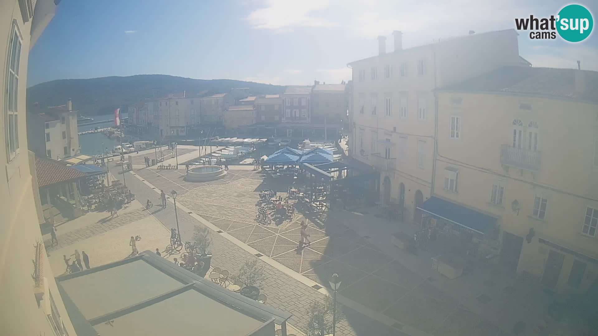 LIVE cam Cres city – place principale et “mandrač” – île de Cres – Croatie