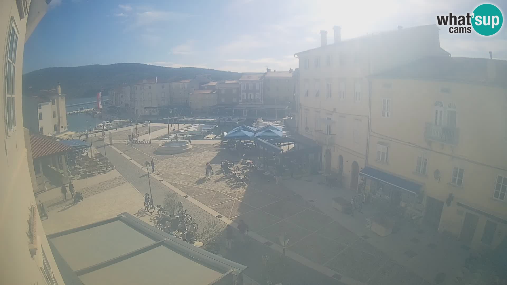 Kamera v ŽIVO Cres mesto – glavni trg in “mandrač” – otok Cres – Hrvaška