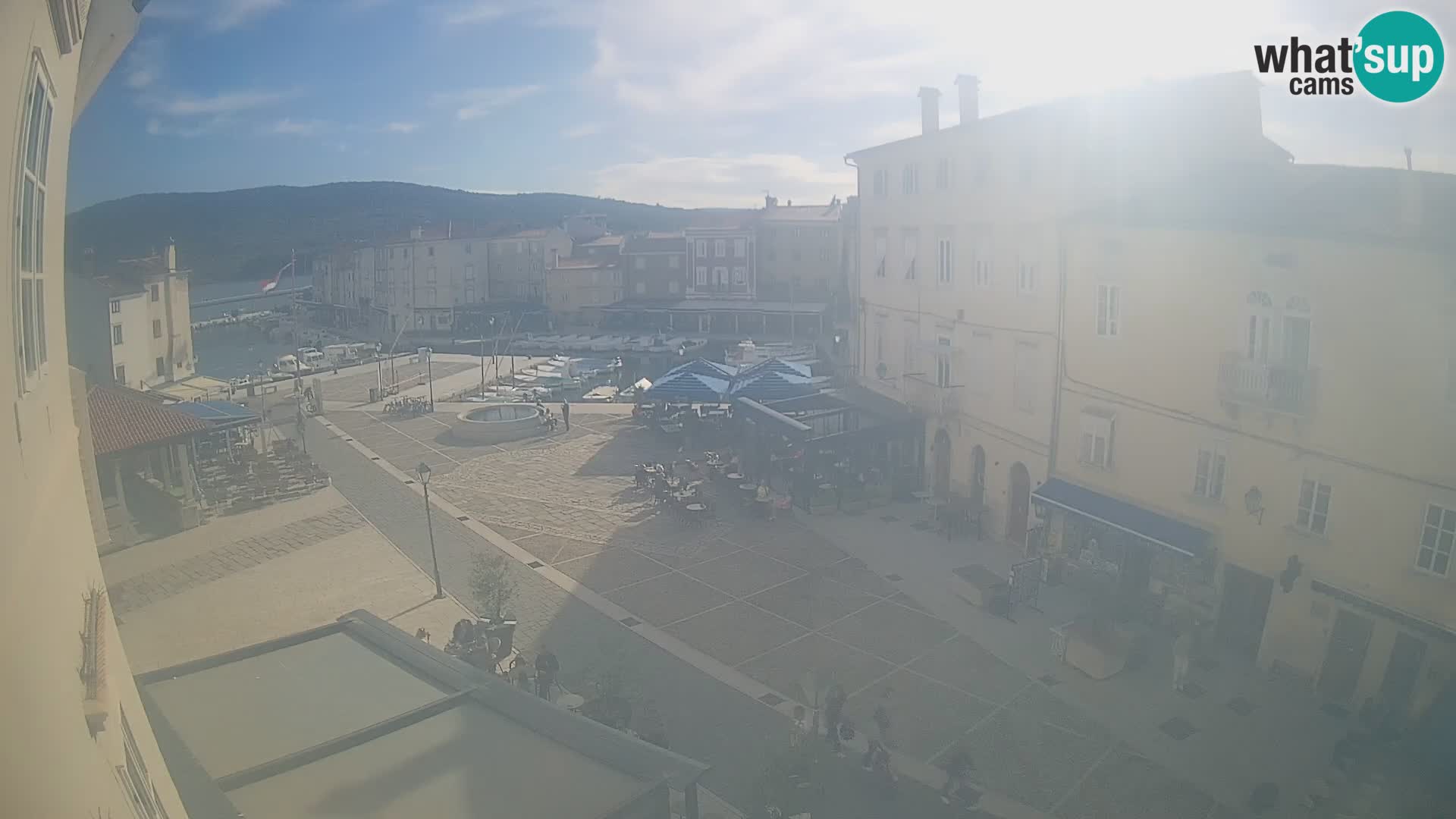 V ŽIVO spletna kamera Cres mesto – glavni trg in “mandrač” – otok Cres – Hrvaška