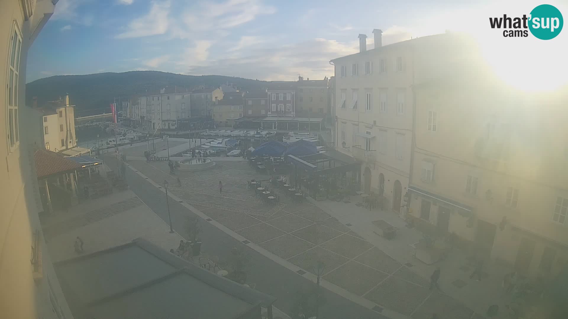 V ŽIVO spletna kamera Cres mesto – glavni trg in “mandrač” – otok Cres – Hrvaška