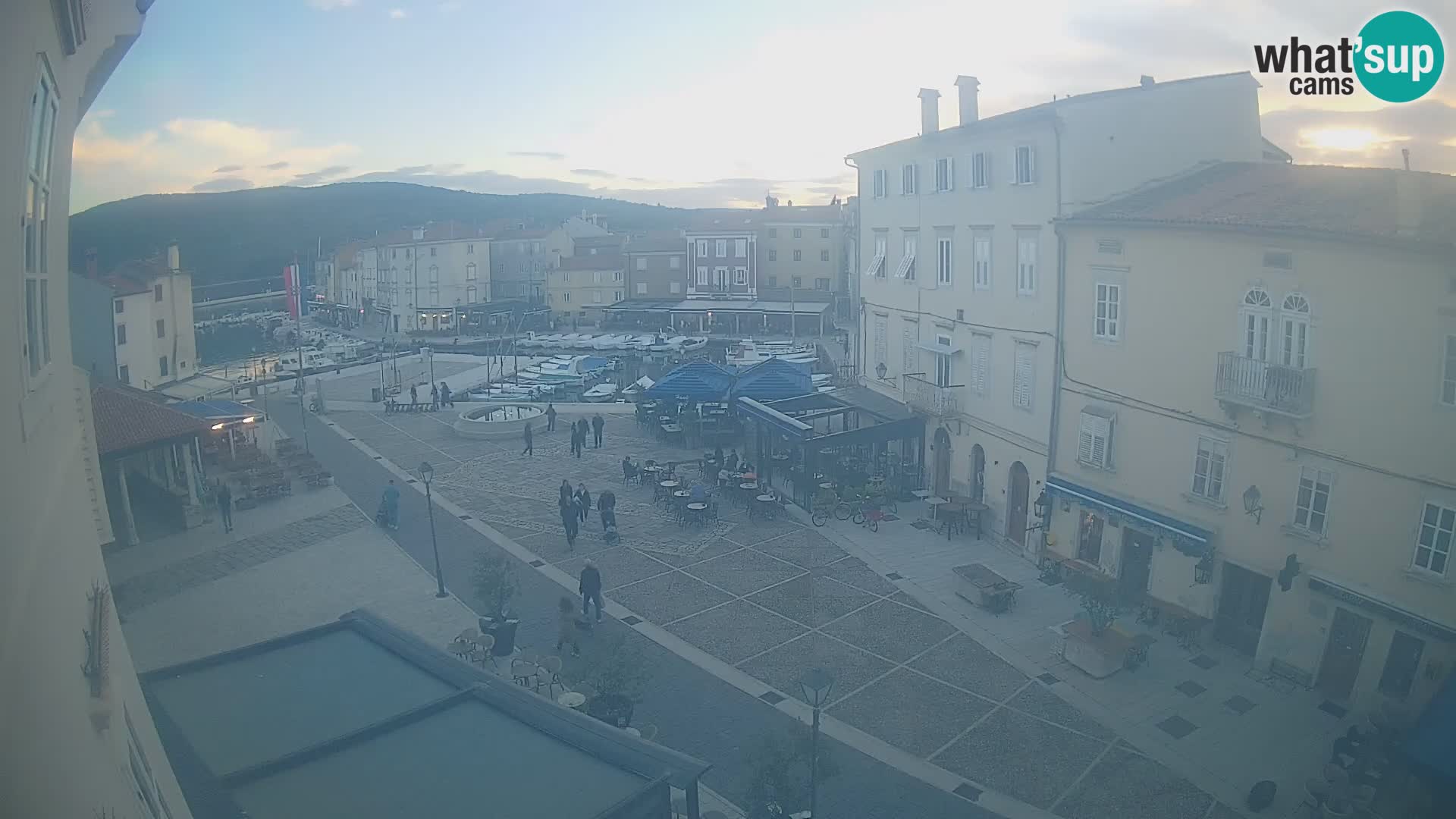 Web kamera Grad Cres – glavni trg i “mandrač” – otok Cres