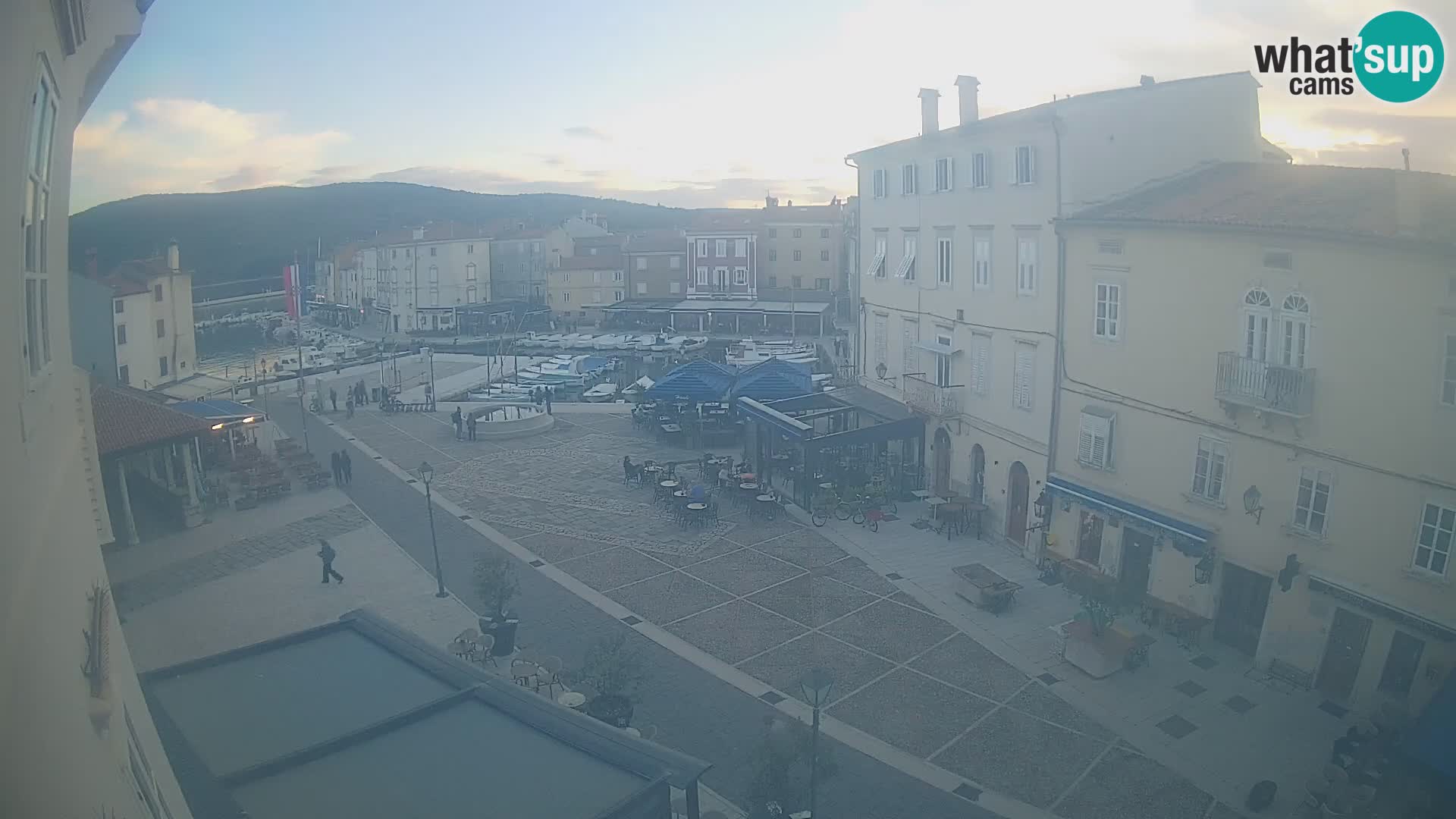 LIVE cam Cres city – place principale et “mandrač” – île de Cres – Croatie