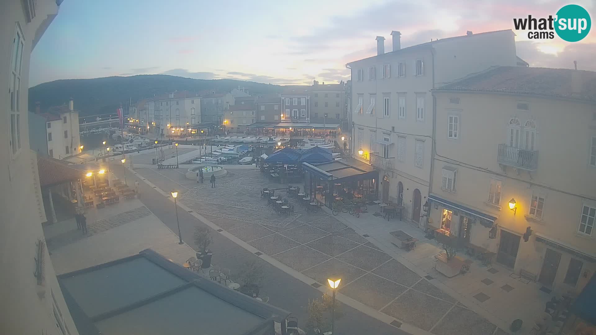 Cámara en vivo ciudad de Cres – plaza principal y “mandrač” – isla de Cres – Croacia