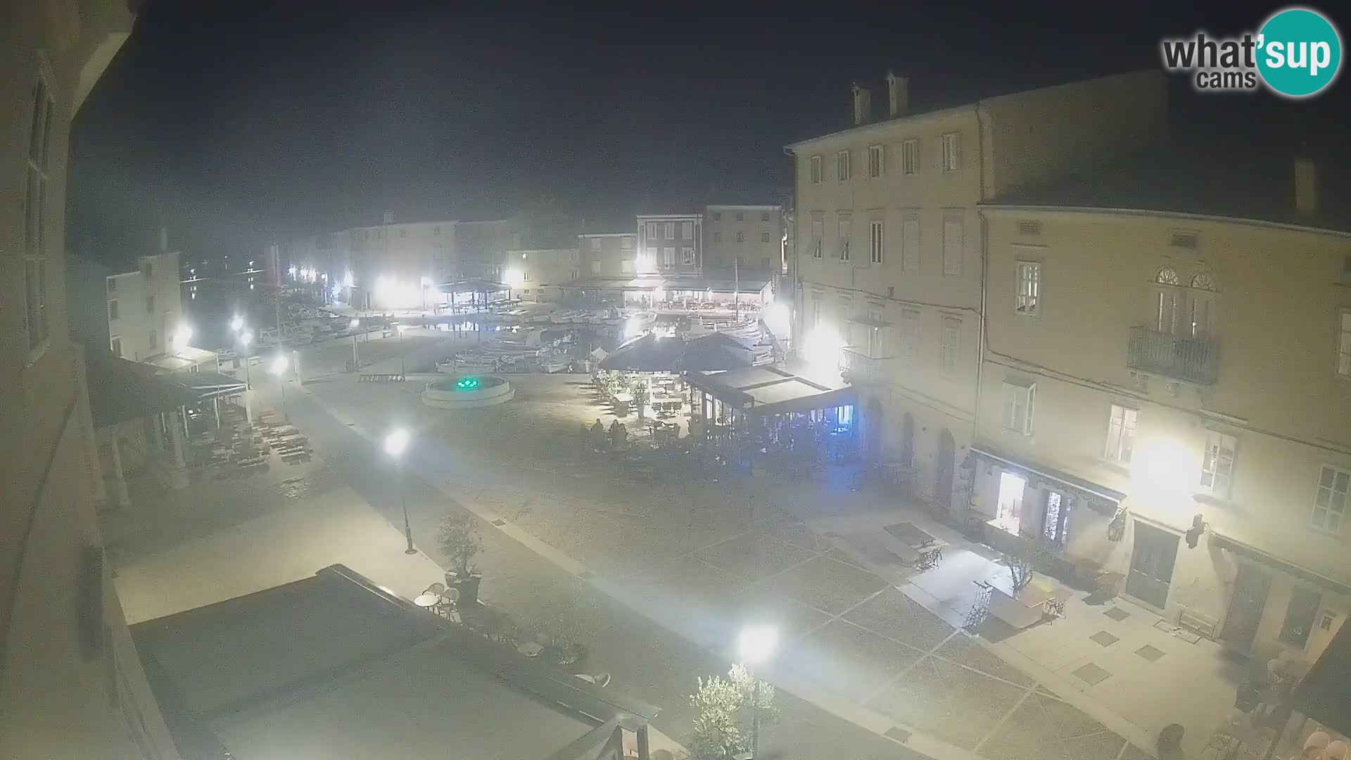 Web kamera Grad Cres – glavni trg i “mandrač” – otok Cres