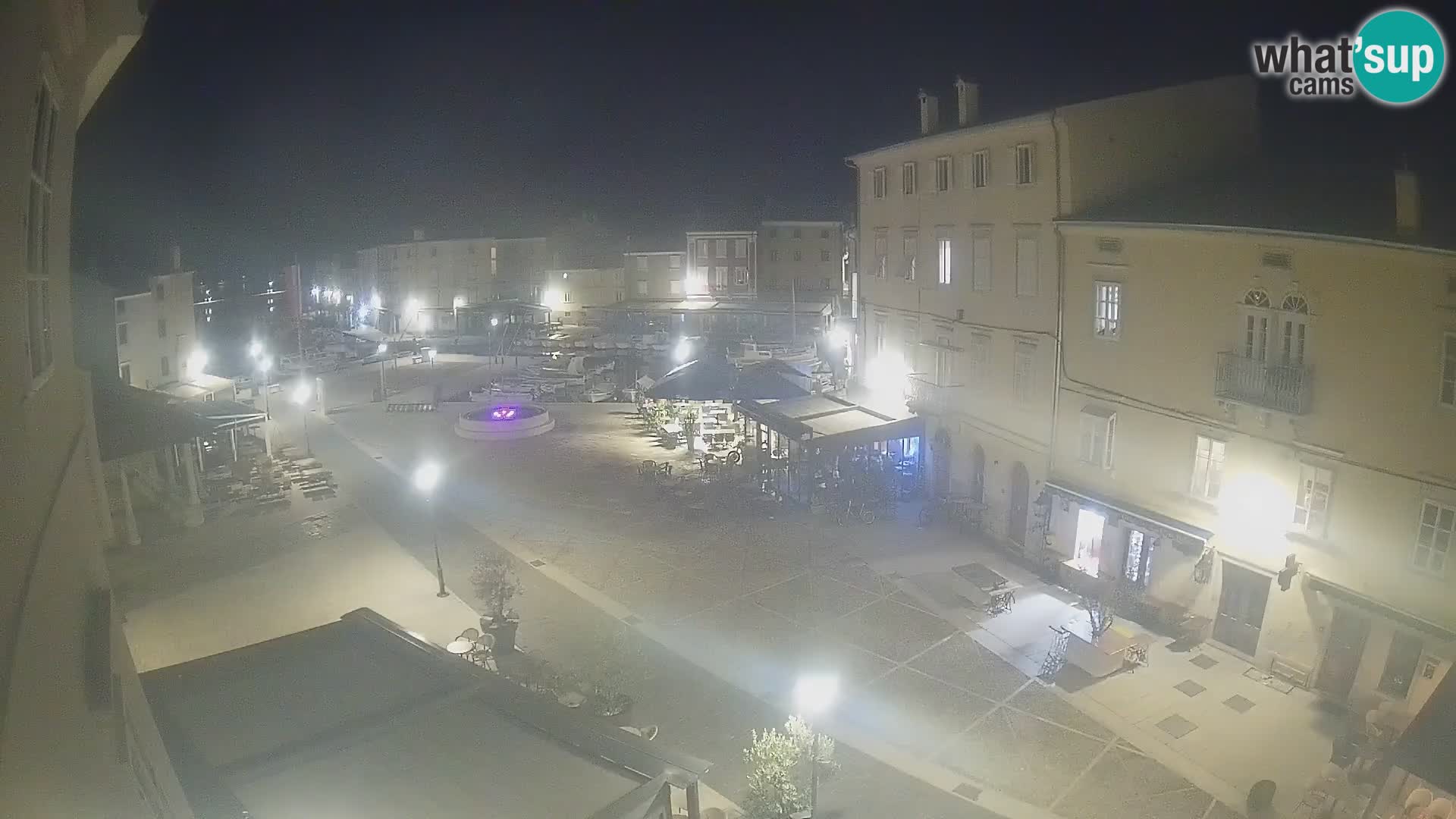 V ŽIVO spletna kamera Cres mesto – glavni trg in “mandrač” – otok Cres – Hrvaška