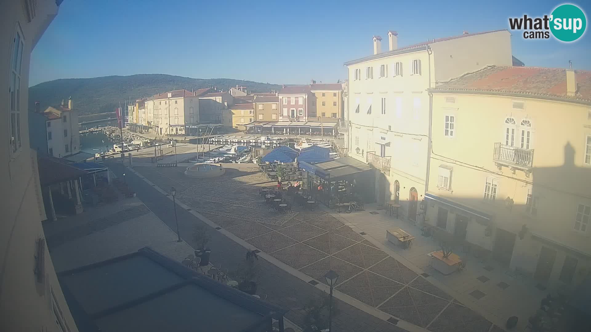Web kamera Grad Cres – glavni trg i “mandrač” – otok Cres