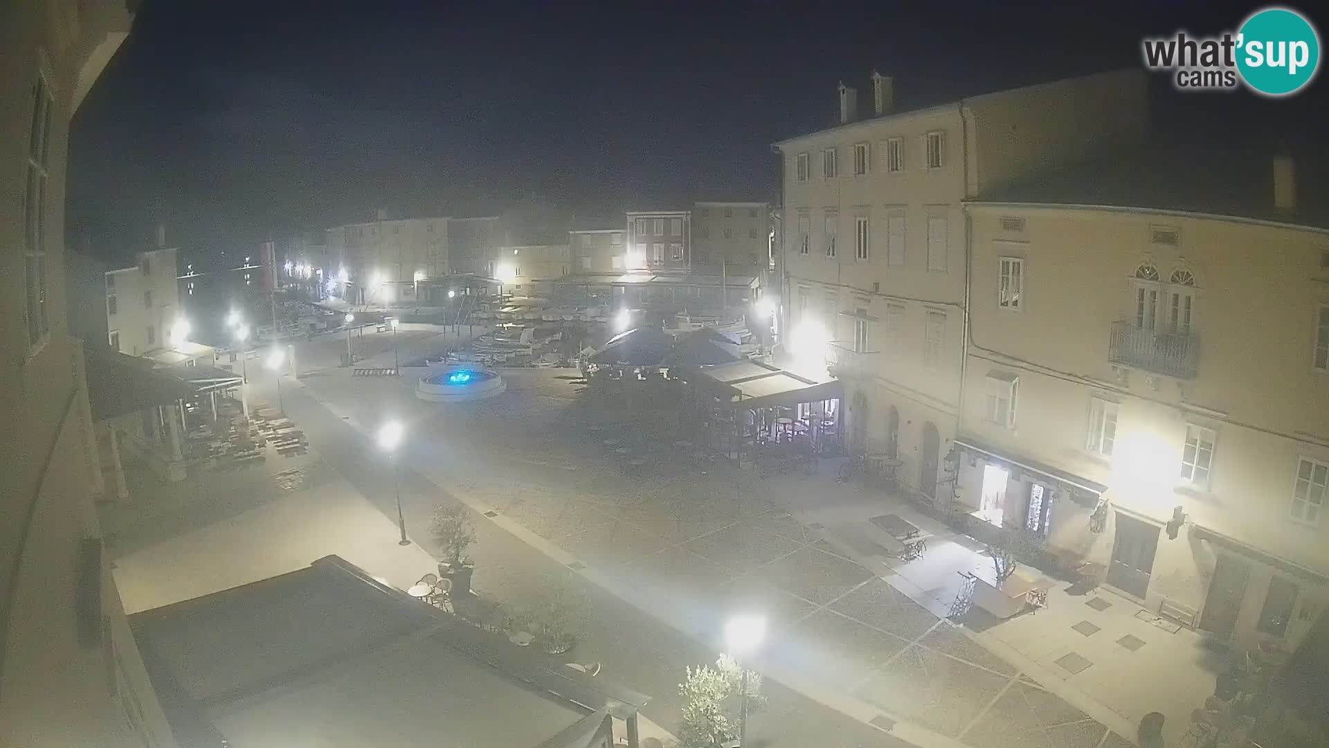 V ŽIVO spletna kamera Cres mesto – glavni trg in “mandrač” – otok Cres – Hrvaška