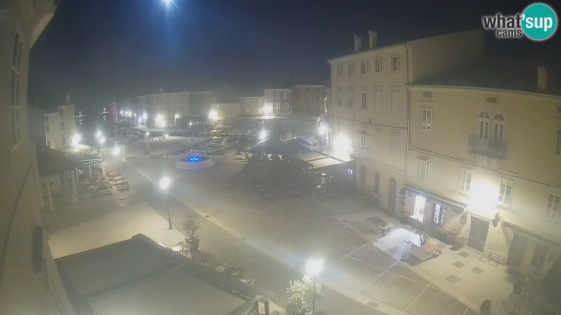 Kamera v ŽIVO Cres mesto – glavni trg in “mandrač” – otok Cres – Hrvaška