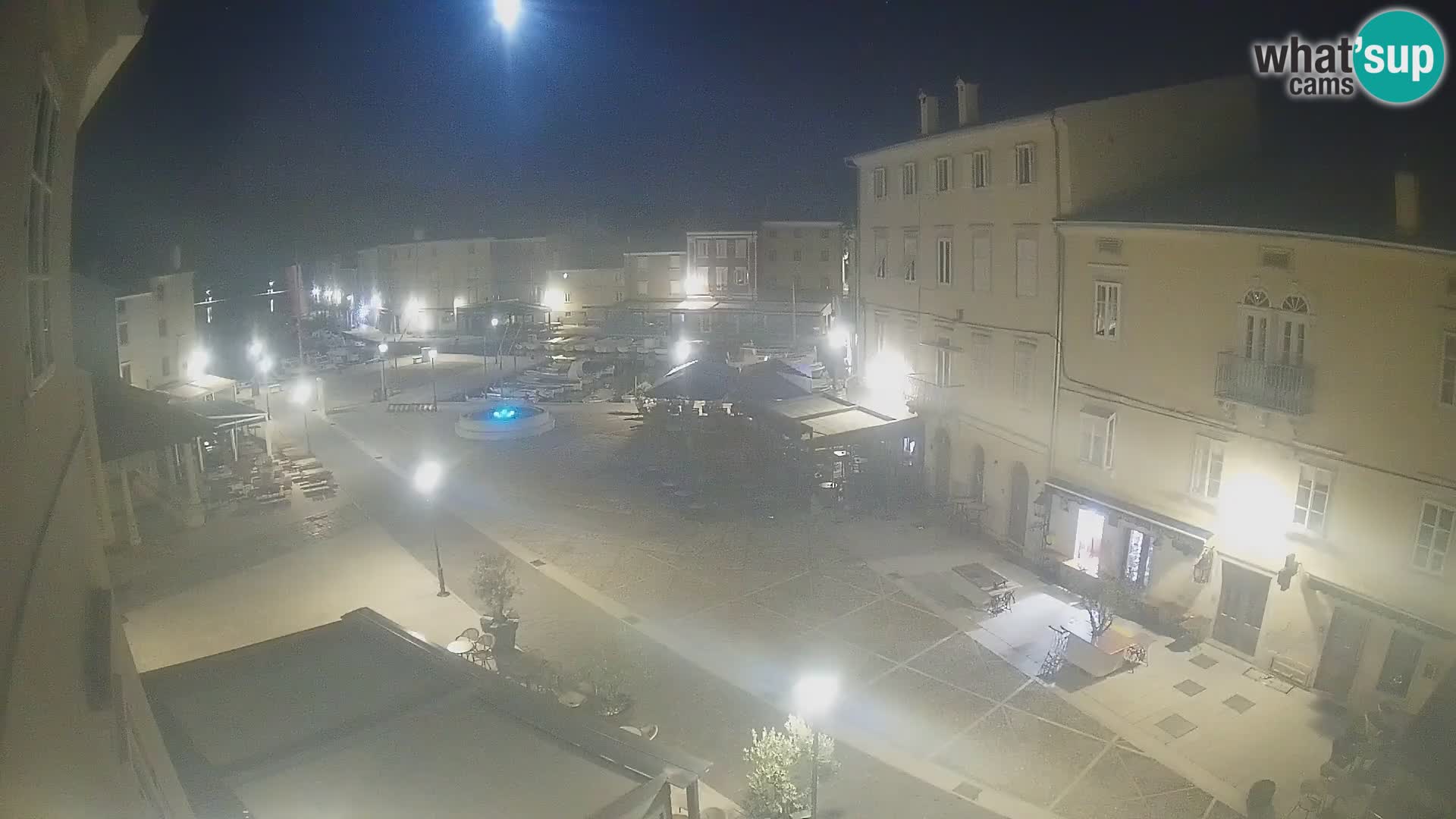 Kamera v ŽIVO Cres mesto – glavni trg in “mandrač” – otok Cres – Hrvaška