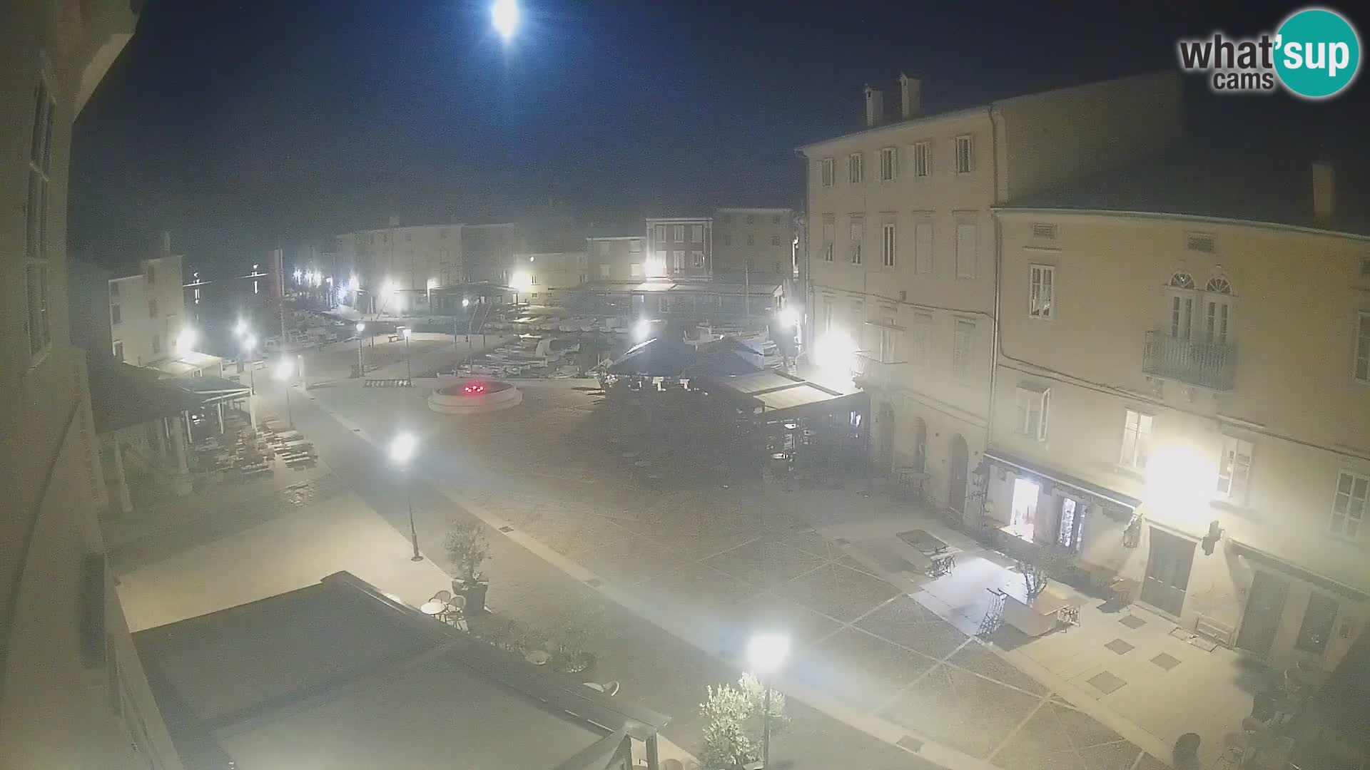 V ŽIVO spletna kamera Cres mesto – glavni trg in “mandrač” – otok Cres – Hrvaška