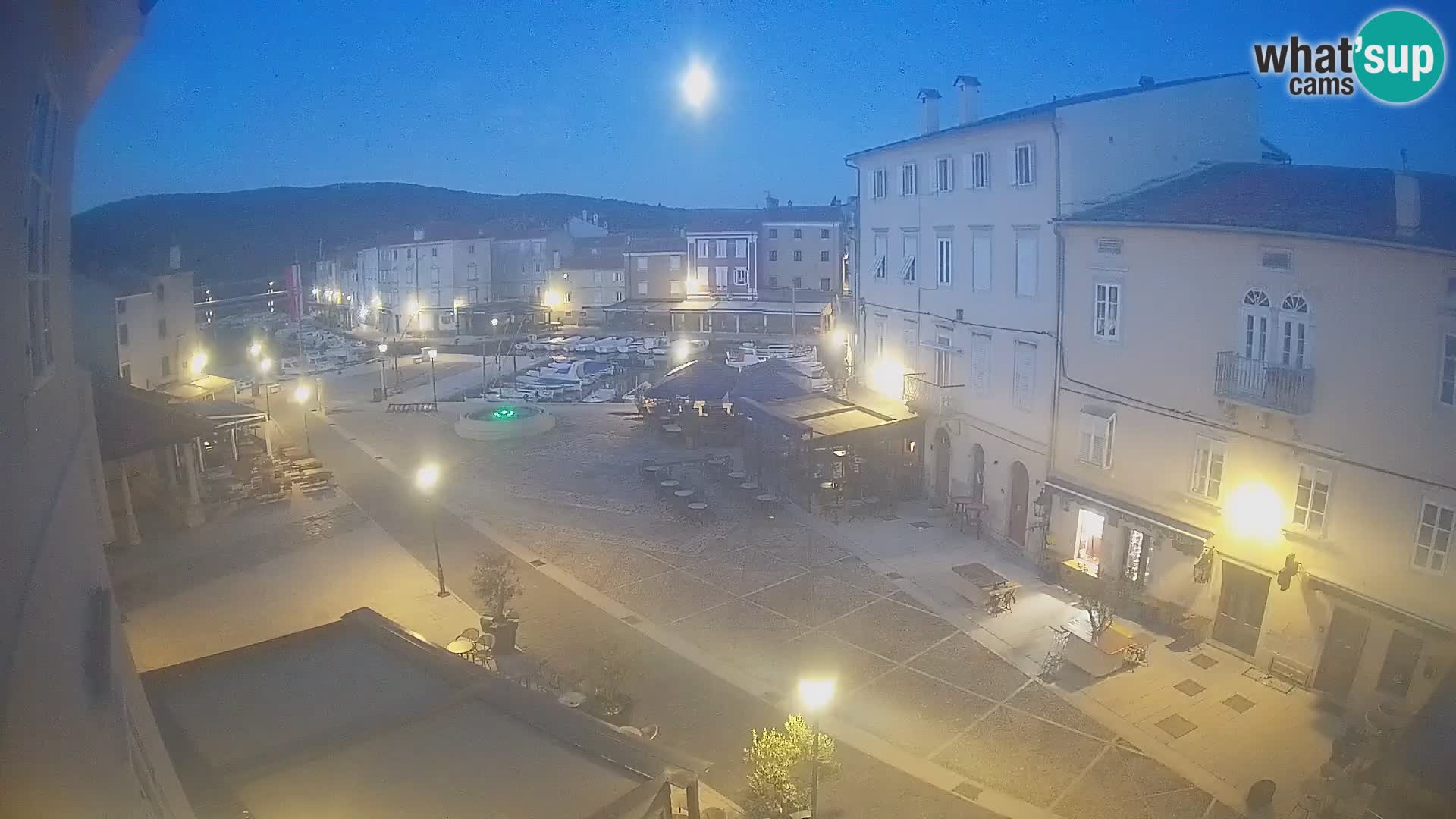 LIVE cam Cres city – place principale et “mandrač” – île de Cres – Croatie