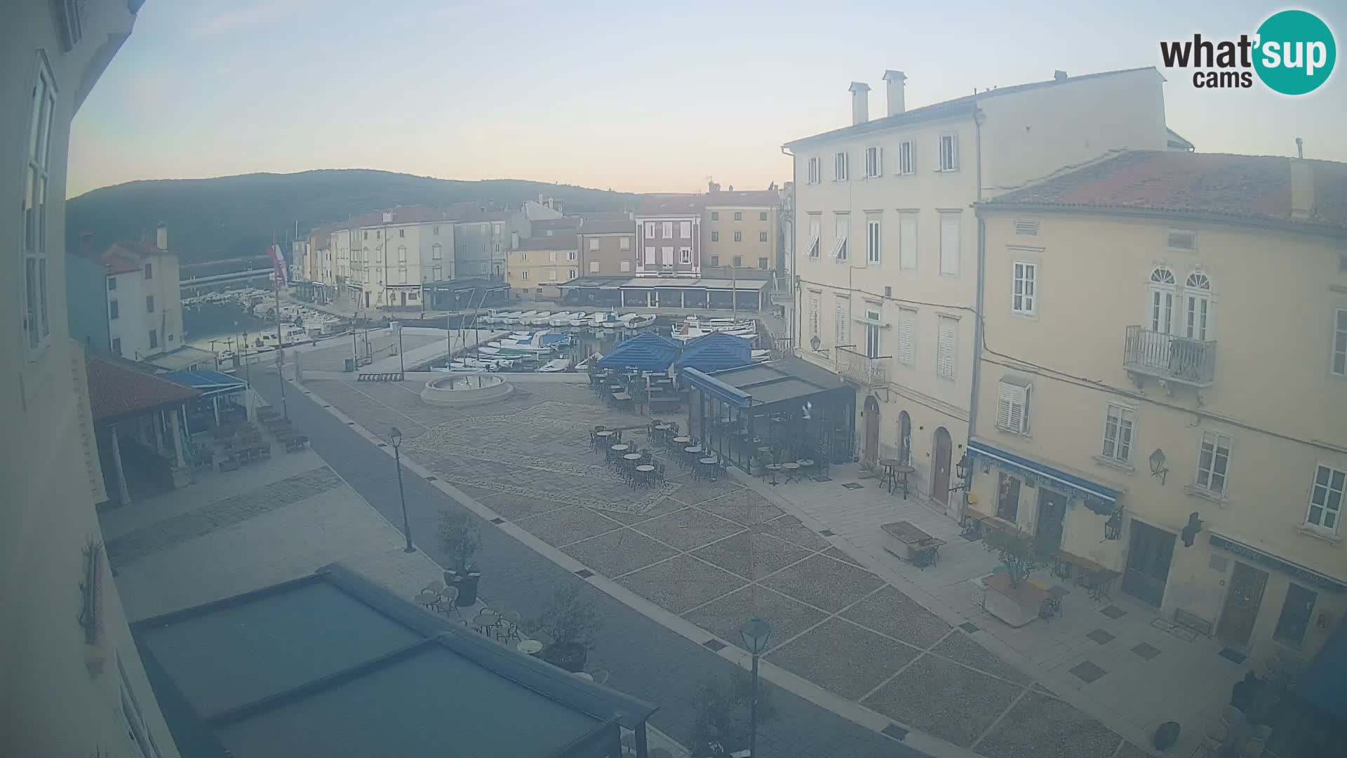V ŽIVO spletna kamera Cres mesto – glavni trg in “mandrač” – otok Cres – Hrvaška