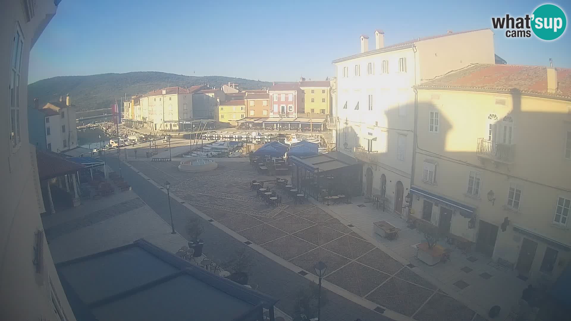 Web kamera Grad Cres – glavni trg i “mandrač” – otok Cres