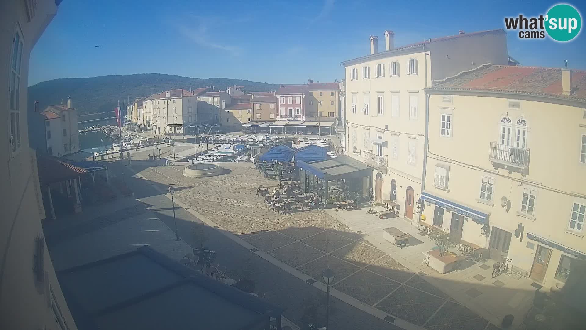 LIVE cam Cres city – place principale et “mandrač” – île de Cres – Croatie