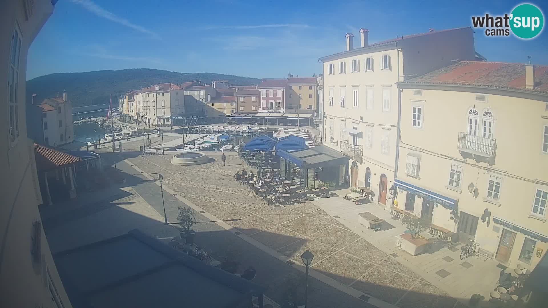 V ŽIVO spletna kamera Cres mesto – glavni trg in “mandrač” – otok Cres – Hrvaška