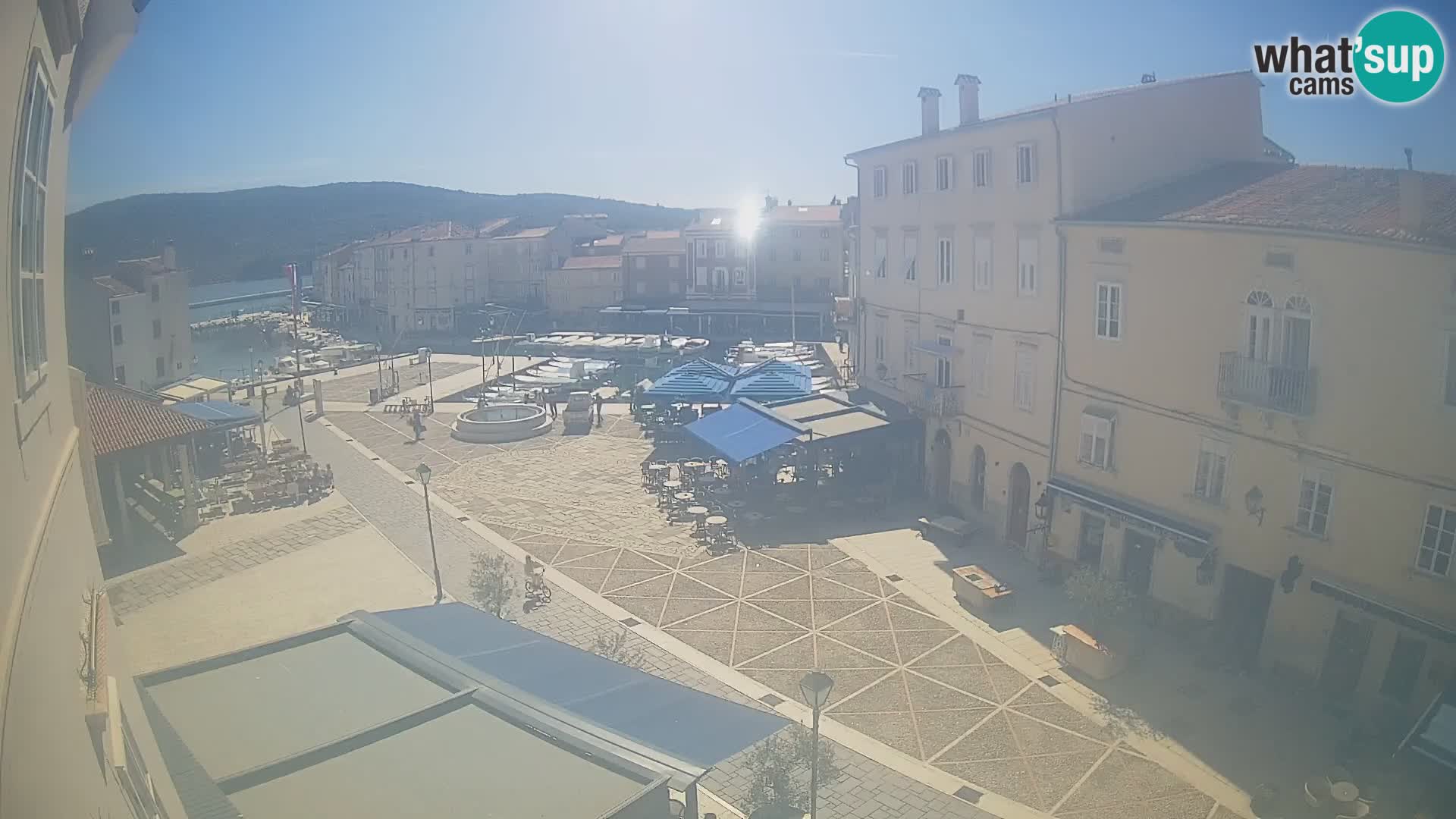 Web kamera Grad Cres – glavni trg i “mandrač” – otok Cres