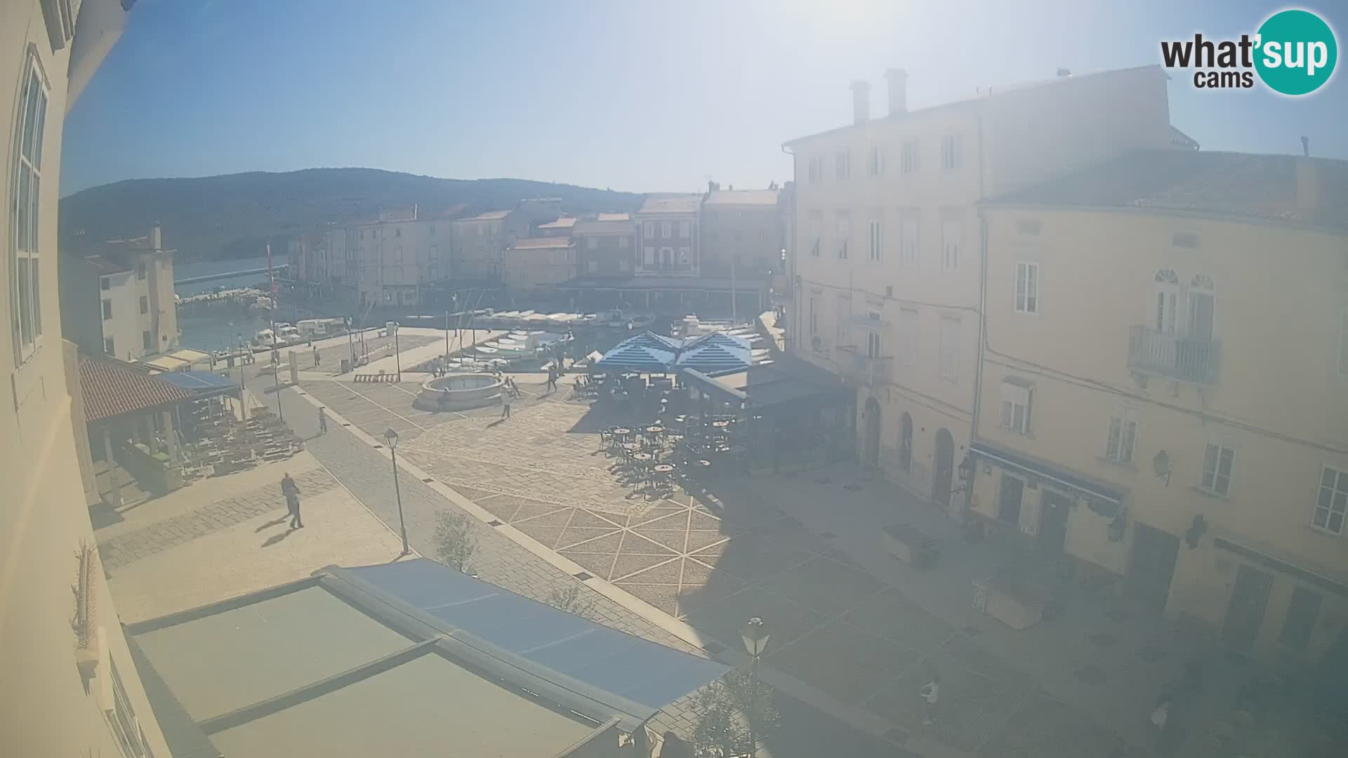 Web kamera Grad Cres – glavni trg i “mandrač” – otok Cres