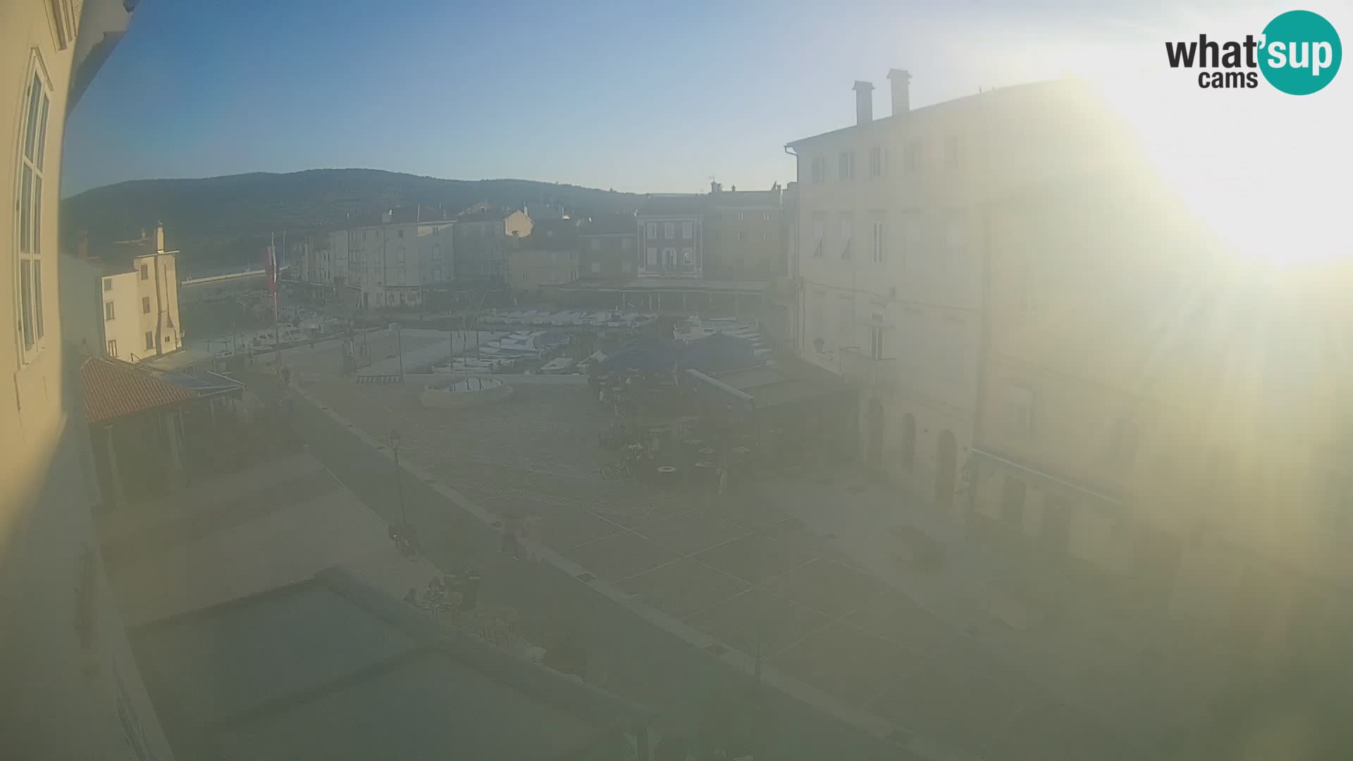 Web kamera Grad Cres – glavni trg i “mandrač” – otok Cres