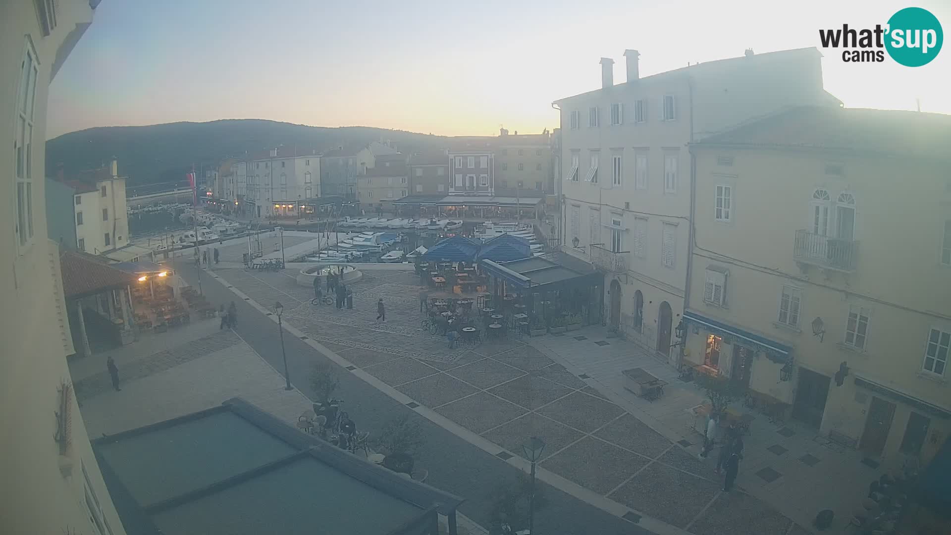 Kamera v ŽIVO Cres mesto – glavni trg in “mandrač” – otok Cres – Hrvaška