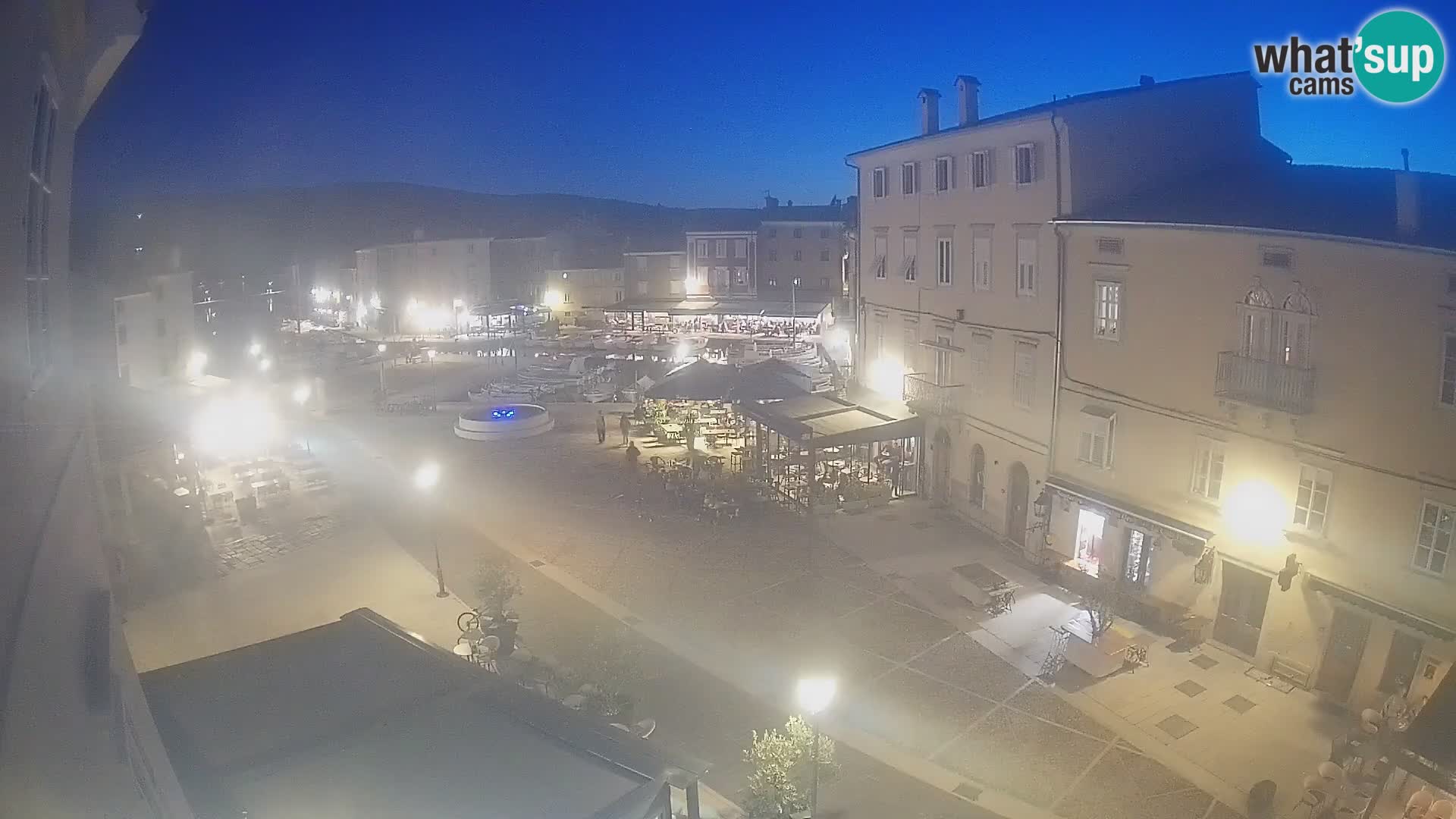 V ŽIVO spletna kamera Cres mesto – glavni trg in “mandrač” – otok Cres – Hrvaška