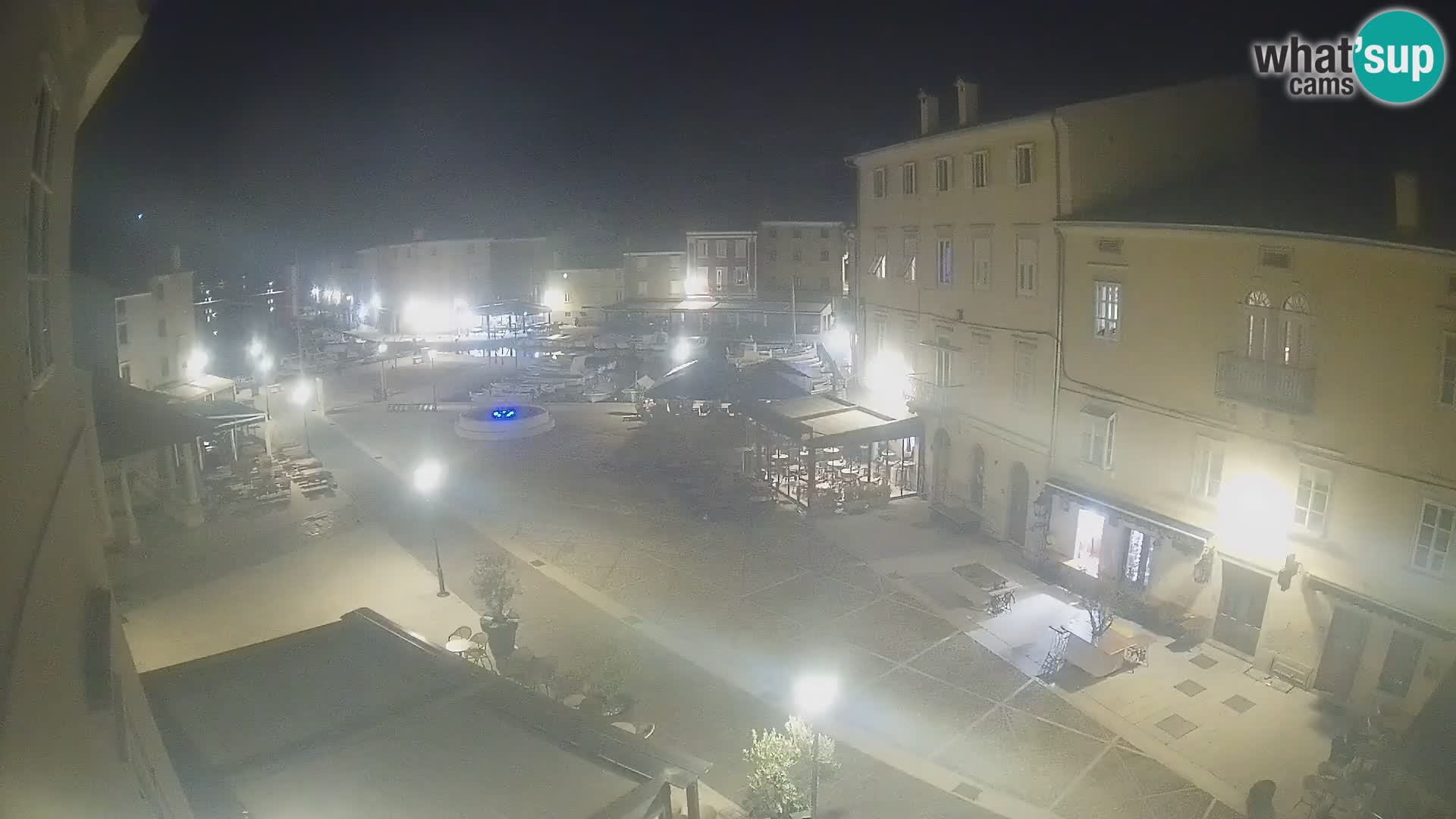 Web kamera Grad Cres – glavni trg i “mandrač” – otok Cres