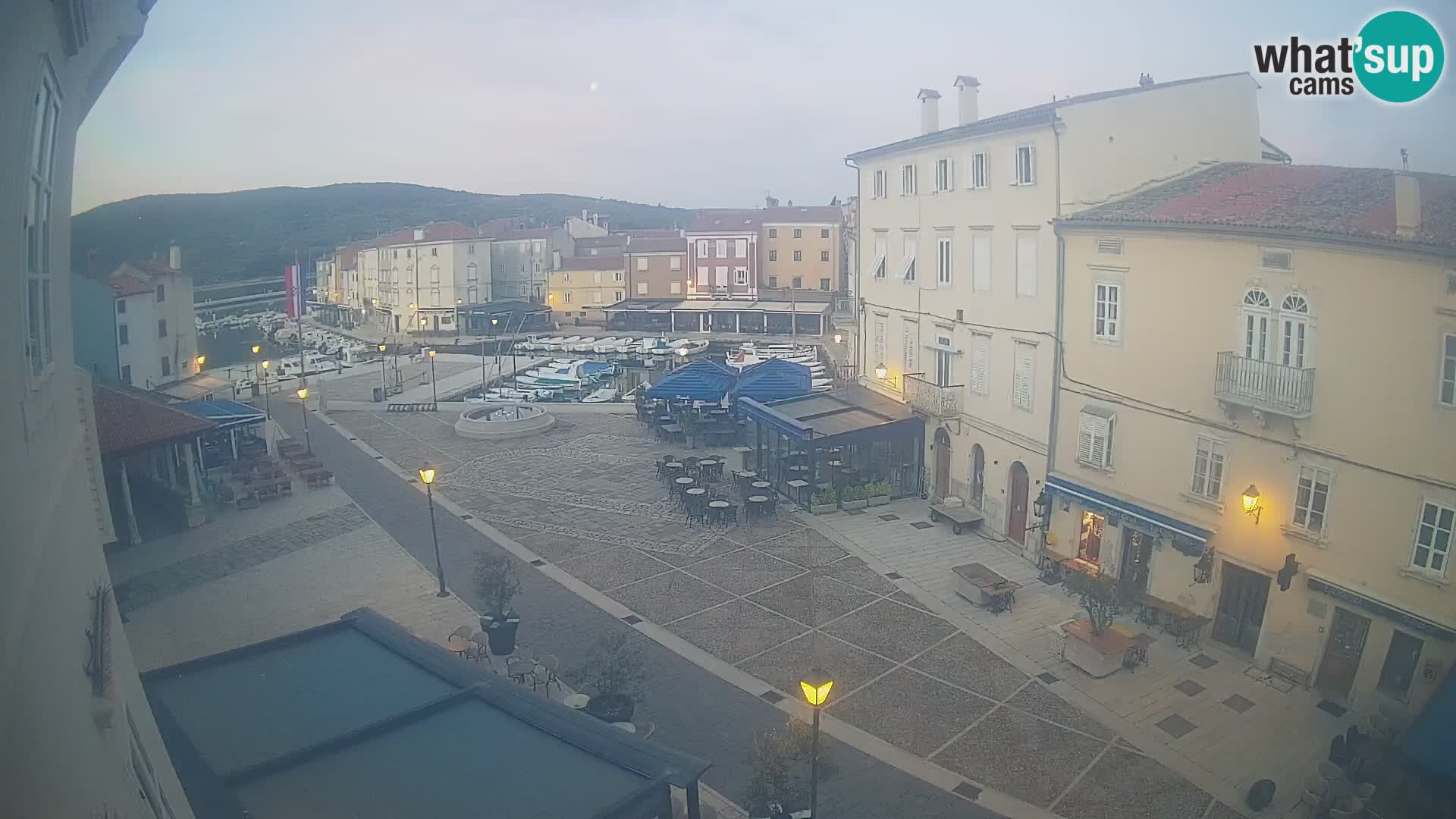Kamera v ŽIVO Cres mesto – glavni trg in “mandrač” – otok Cres – Hrvaška