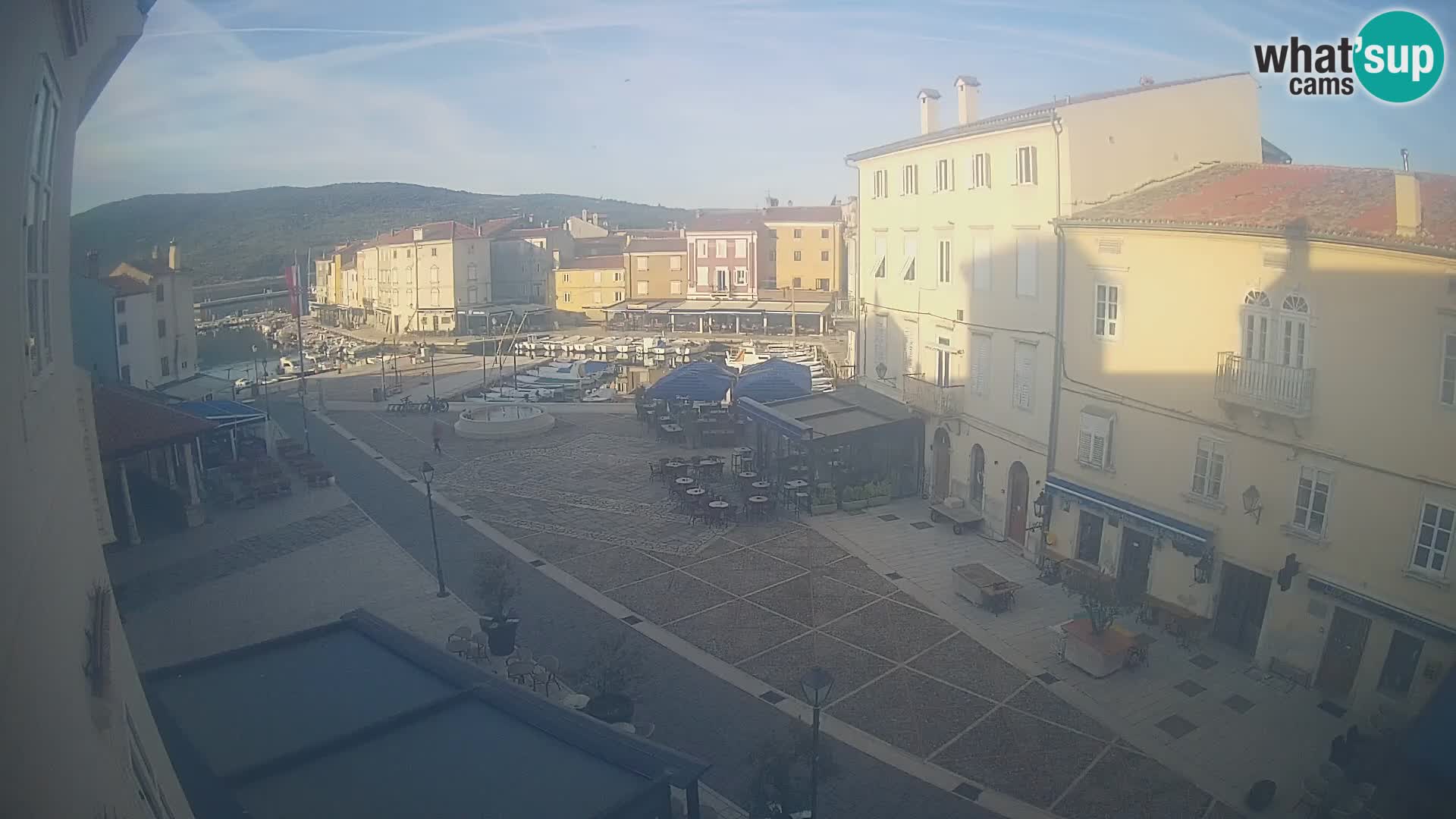 Kamera v ŽIVO Cres mesto – glavni trg in “mandrač” – otok Cres – Hrvaška