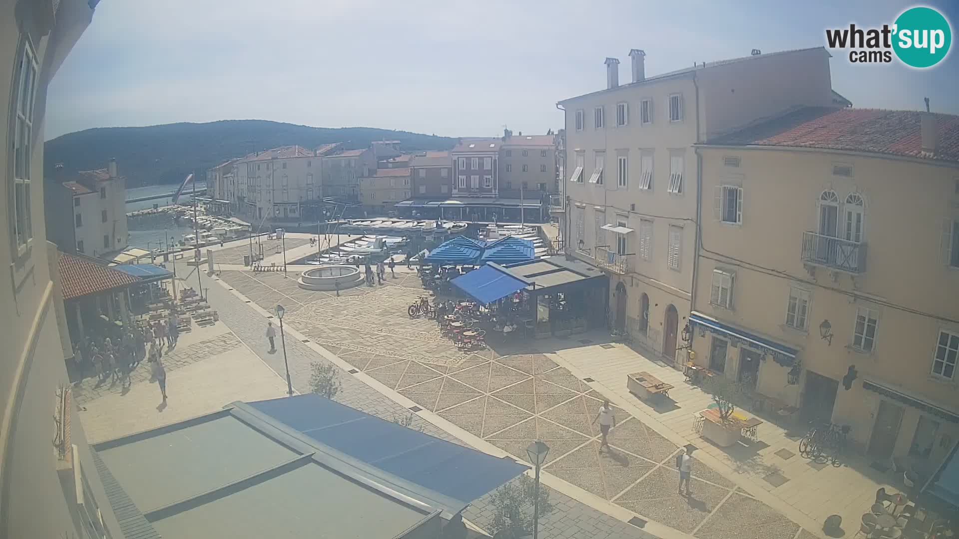 Web kamera Grad Cres – glavni trg i “mandrač” – otok Cres