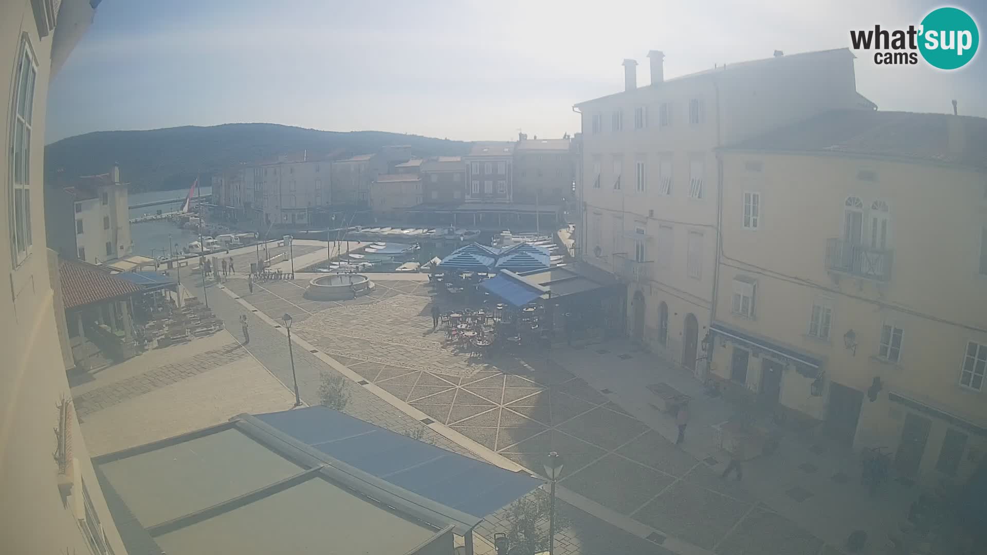 Cámara en vivo ciudad de Cres – plaza principal y “mandrač” – isla de Cres – Croacia