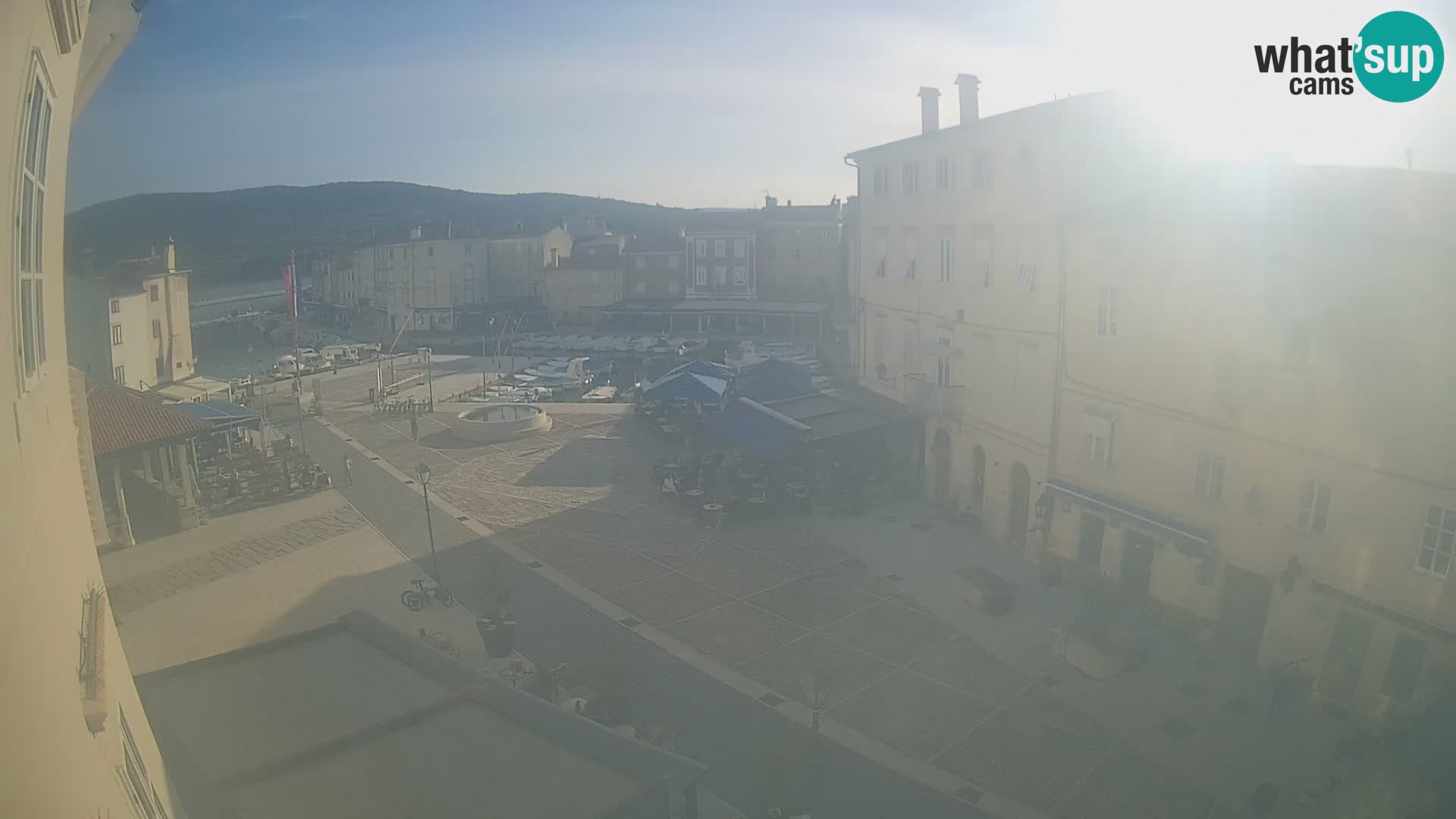 Cámara en vivo ciudad de Cres – plaza principal y “mandrač” – isla de Cres – Croacia