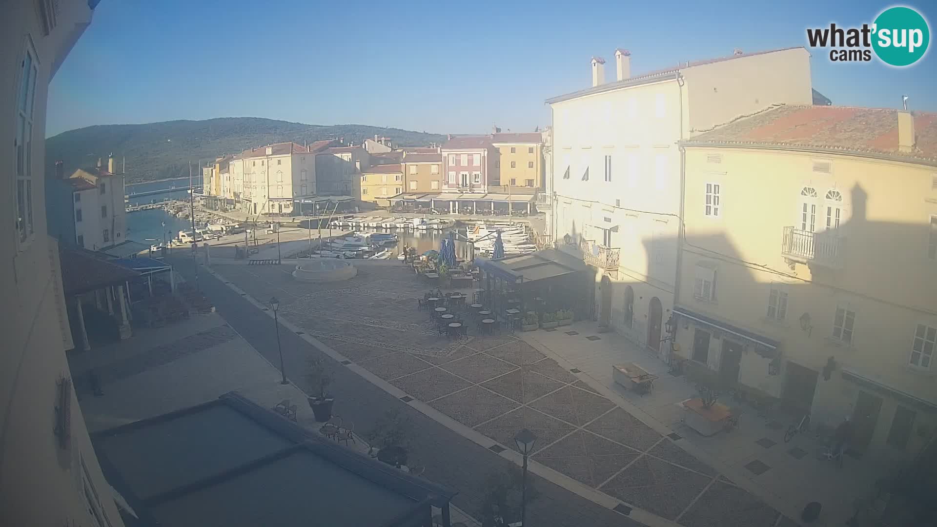 V ŽIVO spletna kamera Cres mesto – glavni trg in “mandrač” – otok Cres – Hrvaška