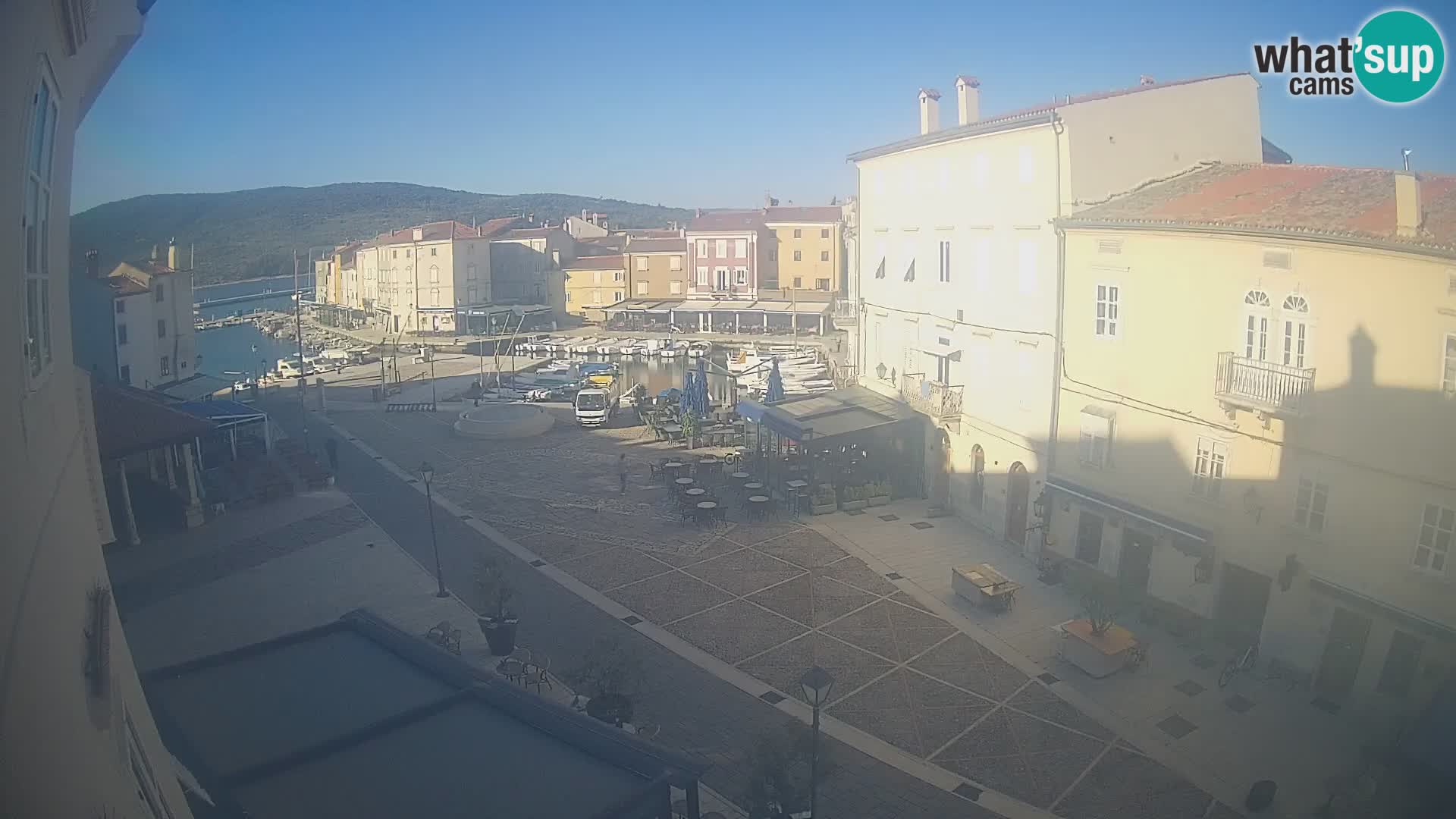 Web kamera Grad Cres – glavni trg i “mandrač” – otok Cres