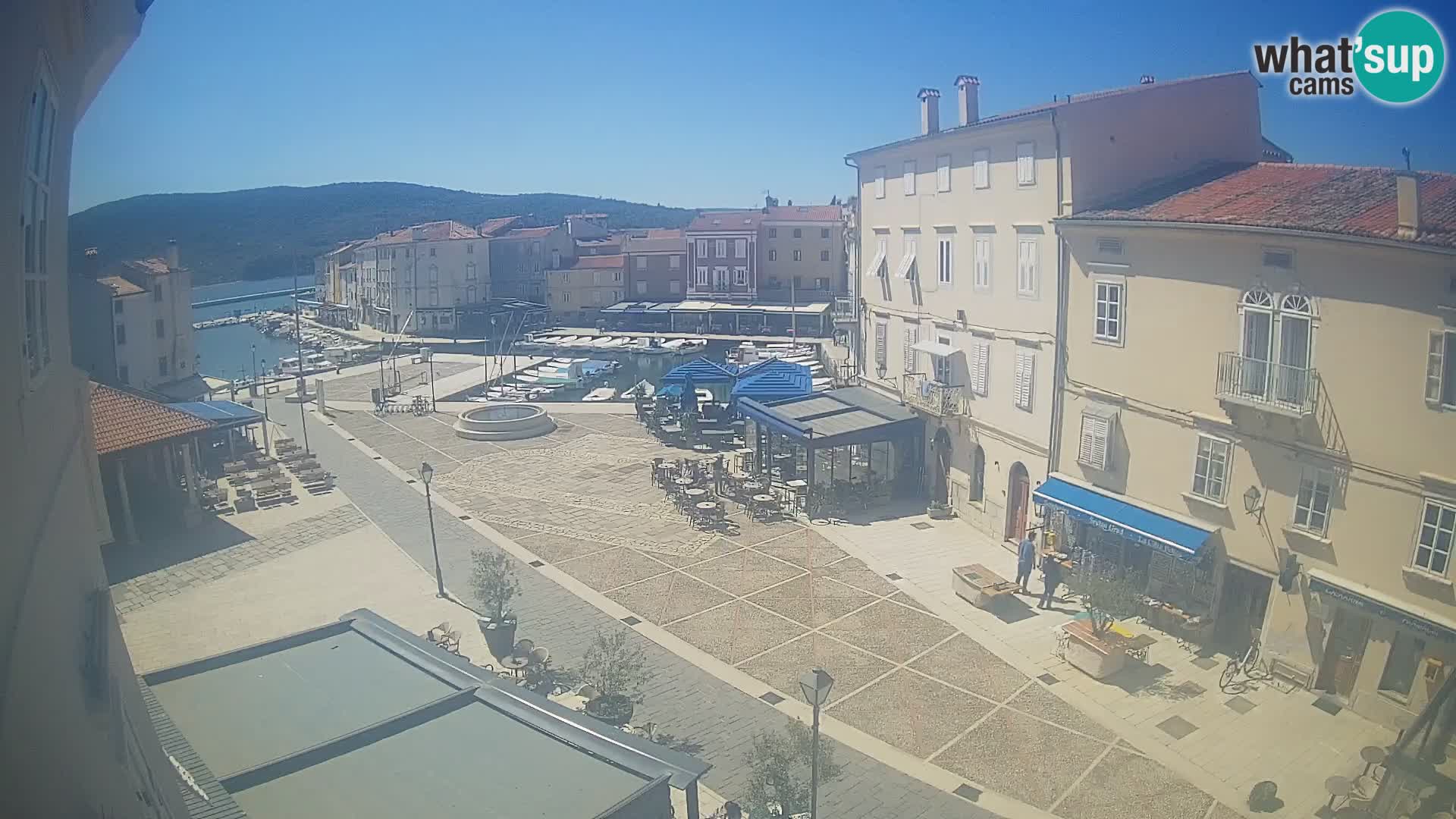 Cámara en vivo ciudad de Cres – plaza principal y “mandrač” – isla de Cres – Croacia