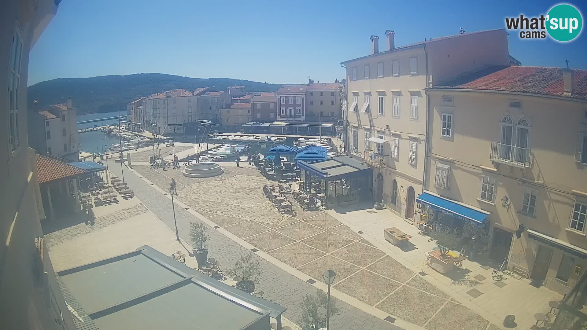 V ŽIVO spletna kamera Cres mesto – glavni trg in “mandrač” – otok Cres – Hrvaška