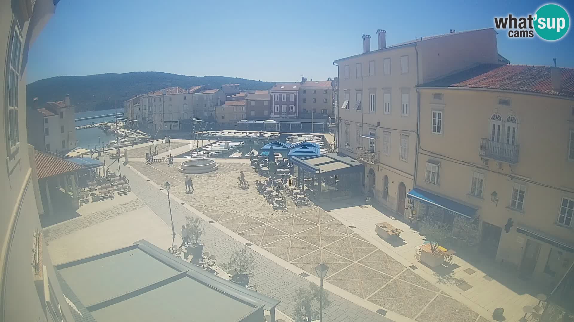 Cámara en vivo ciudad de Cres – plaza principal y “mandrač” – isla de Cres – Croacia
