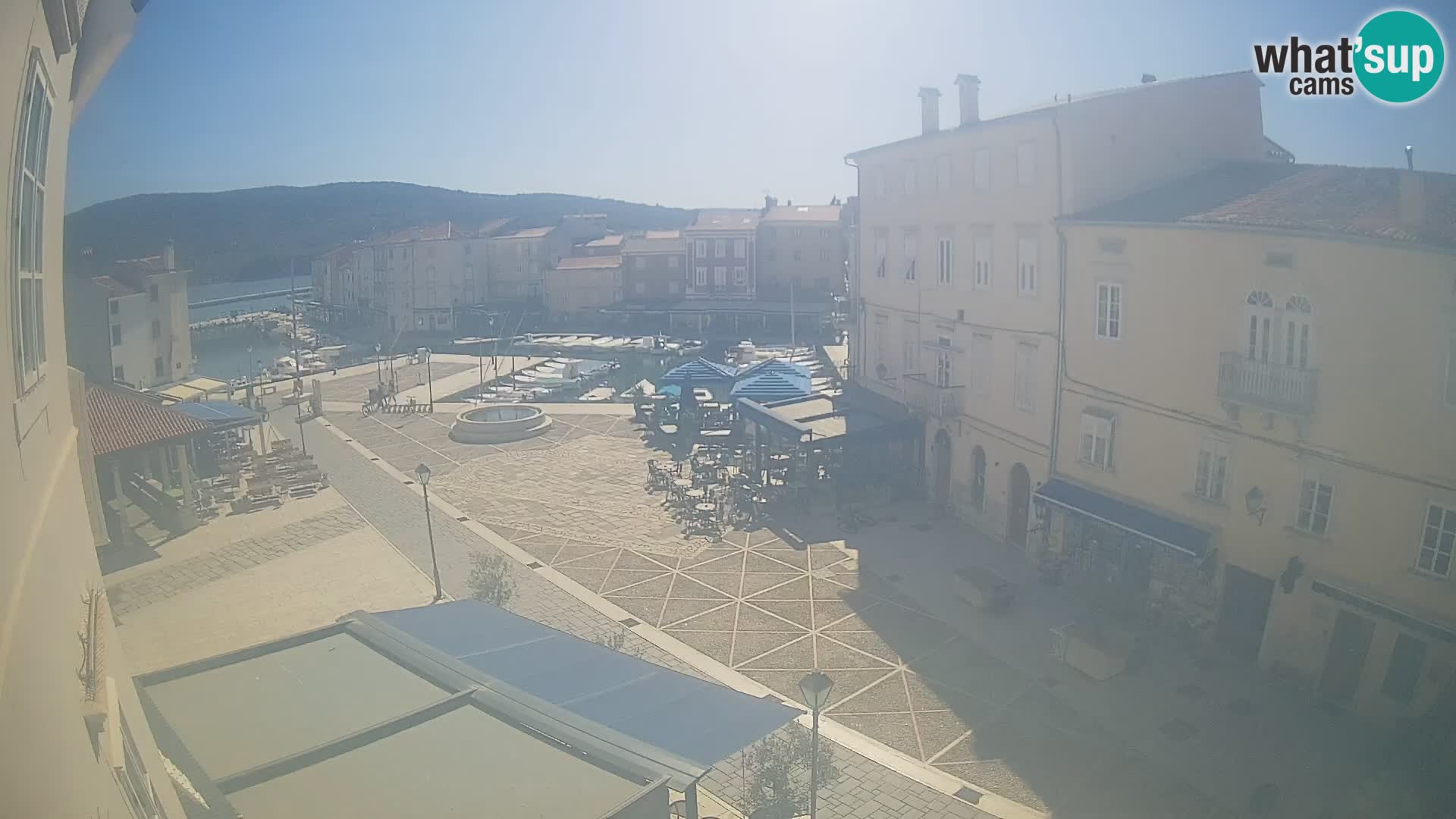 Kamera v ŽIVO Cres mesto – glavni trg in “mandrač” – otok Cres – Hrvaška