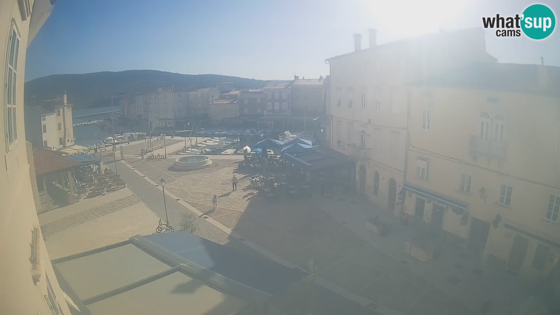 Kamera v ŽIVO Cres mesto – glavni trg in “mandrač” – otok Cres – Hrvaška