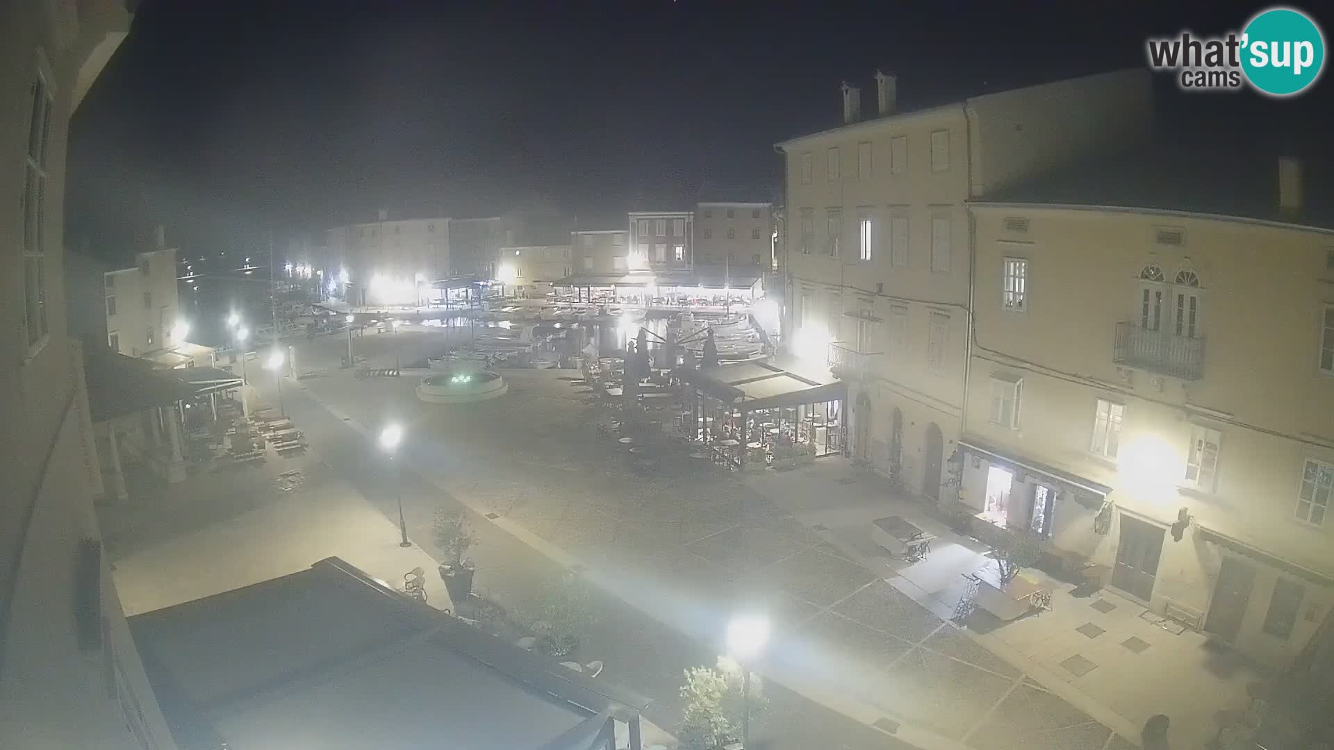 Web kamera Grad Cres – glavni trg i “mandrač” – otok Cres