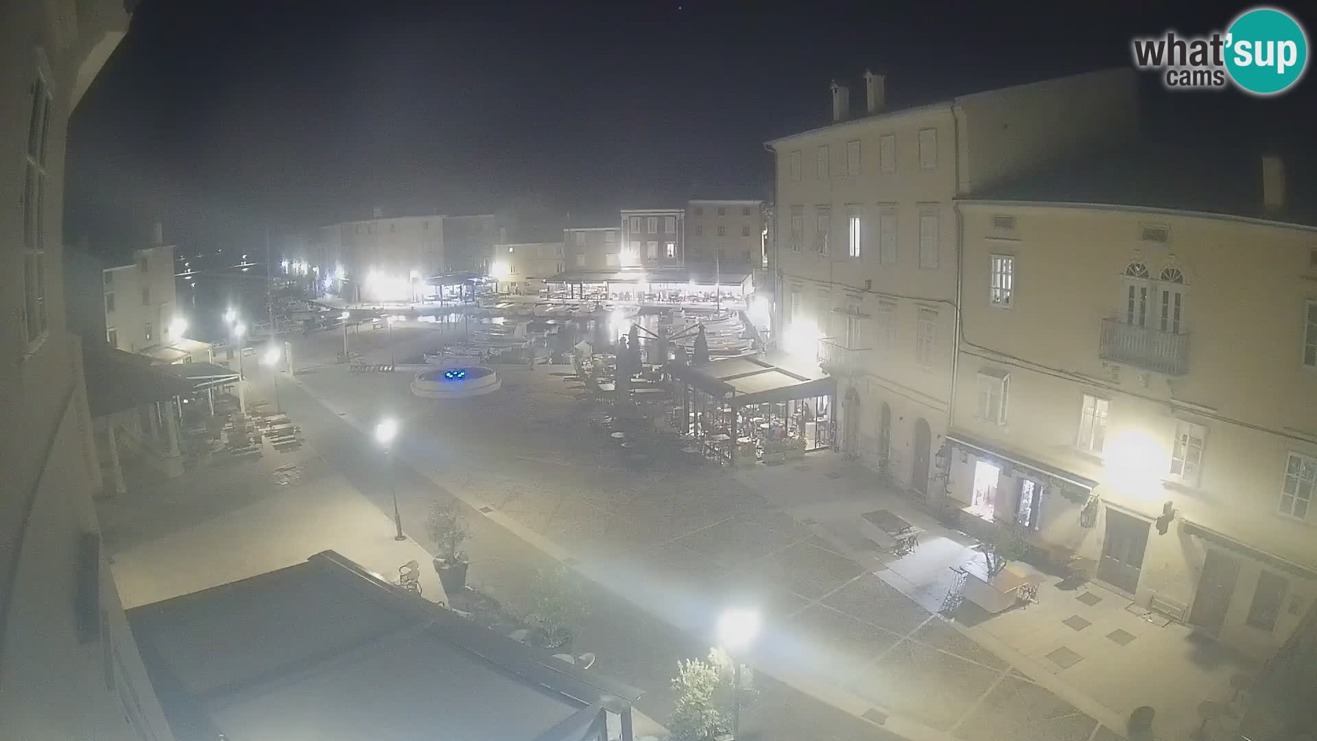 V ŽIVO spletna kamera Cres mesto – glavni trg in “mandrač” – otok Cres – Hrvaška