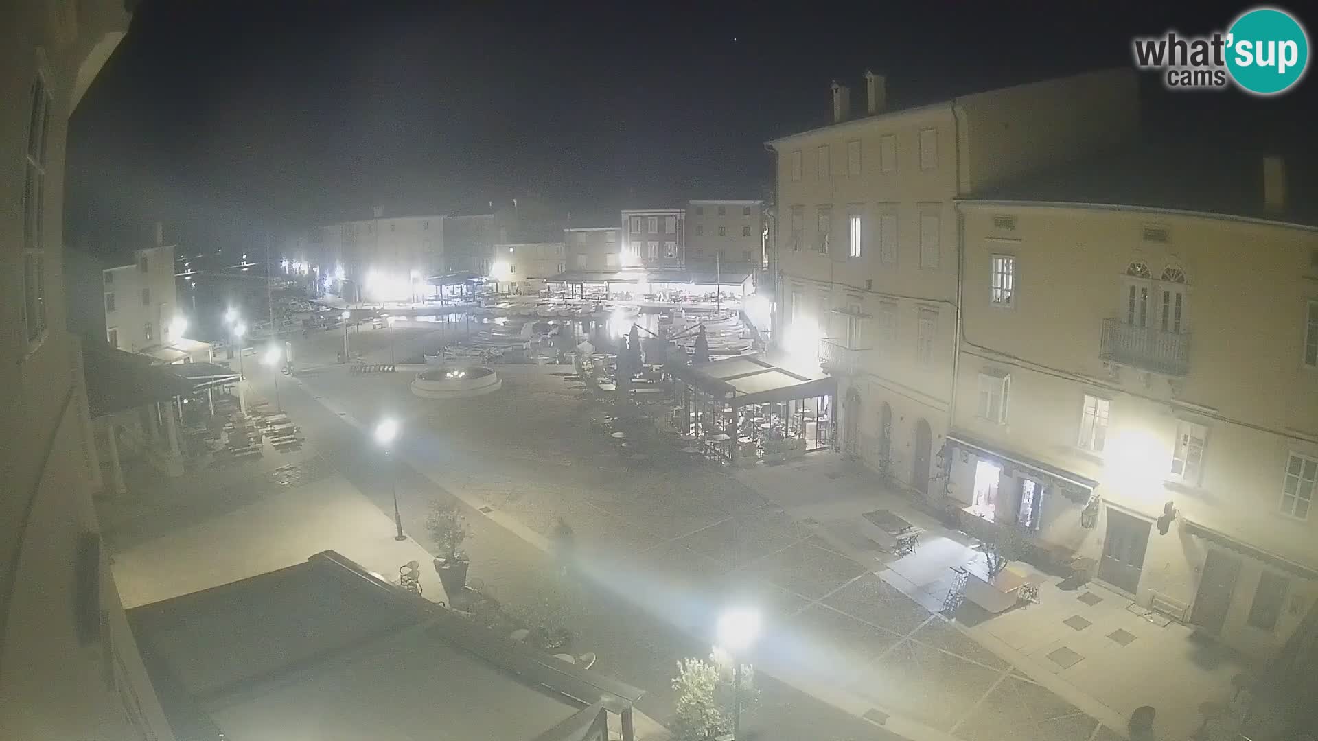 V ŽIVO spletna kamera Cres mesto – glavni trg in “mandrač” – otok Cres – Hrvaška