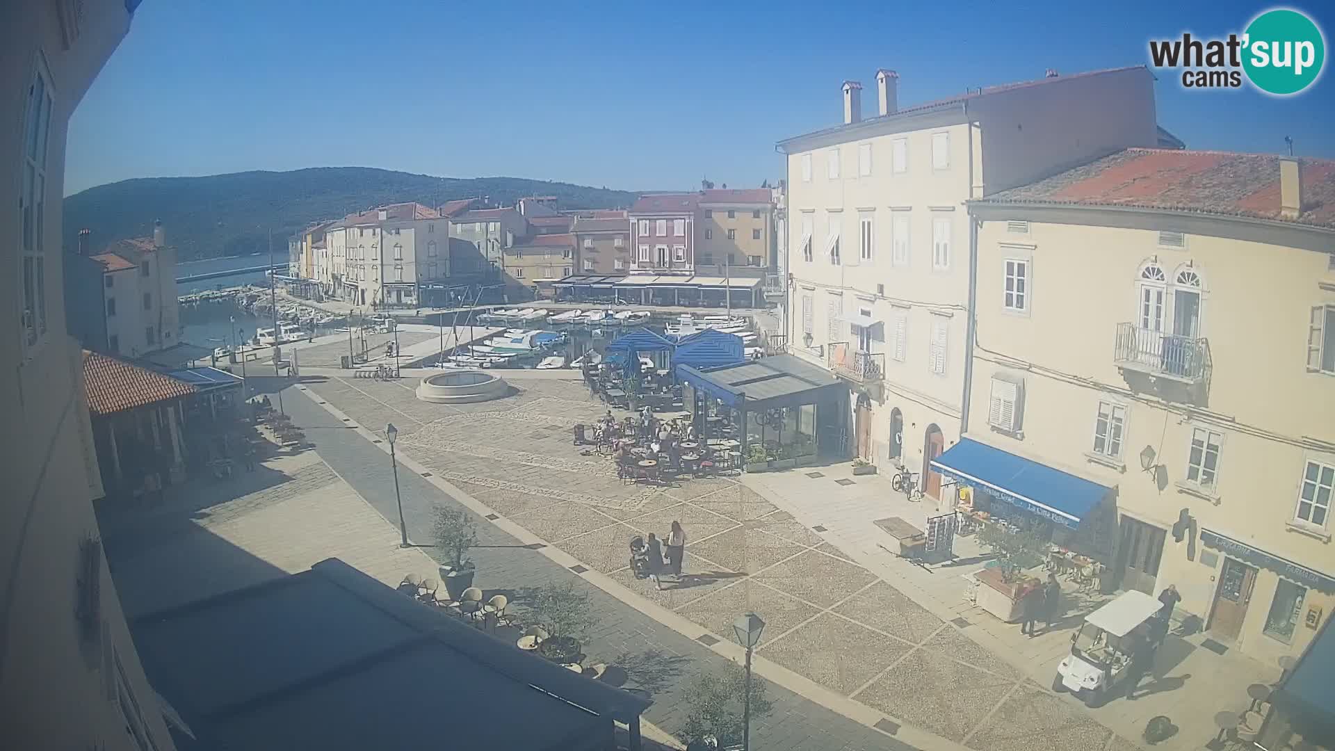 V ŽIVO spletna kamera Cres mesto – glavni trg in “mandrač” – otok Cres – Hrvaška