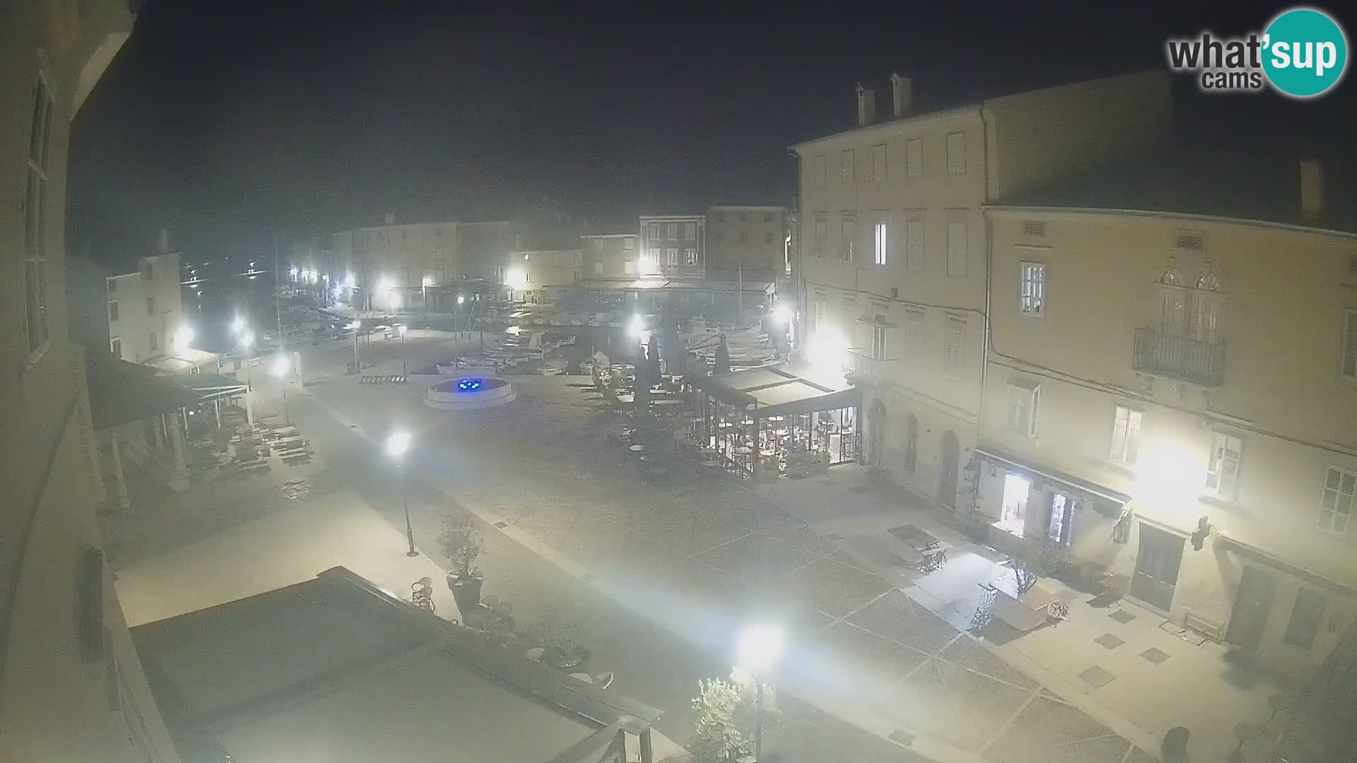 V ŽIVO spletna kamera Cres mesto – glavni trg in “mandrač” – otok Cres – Hrvaška