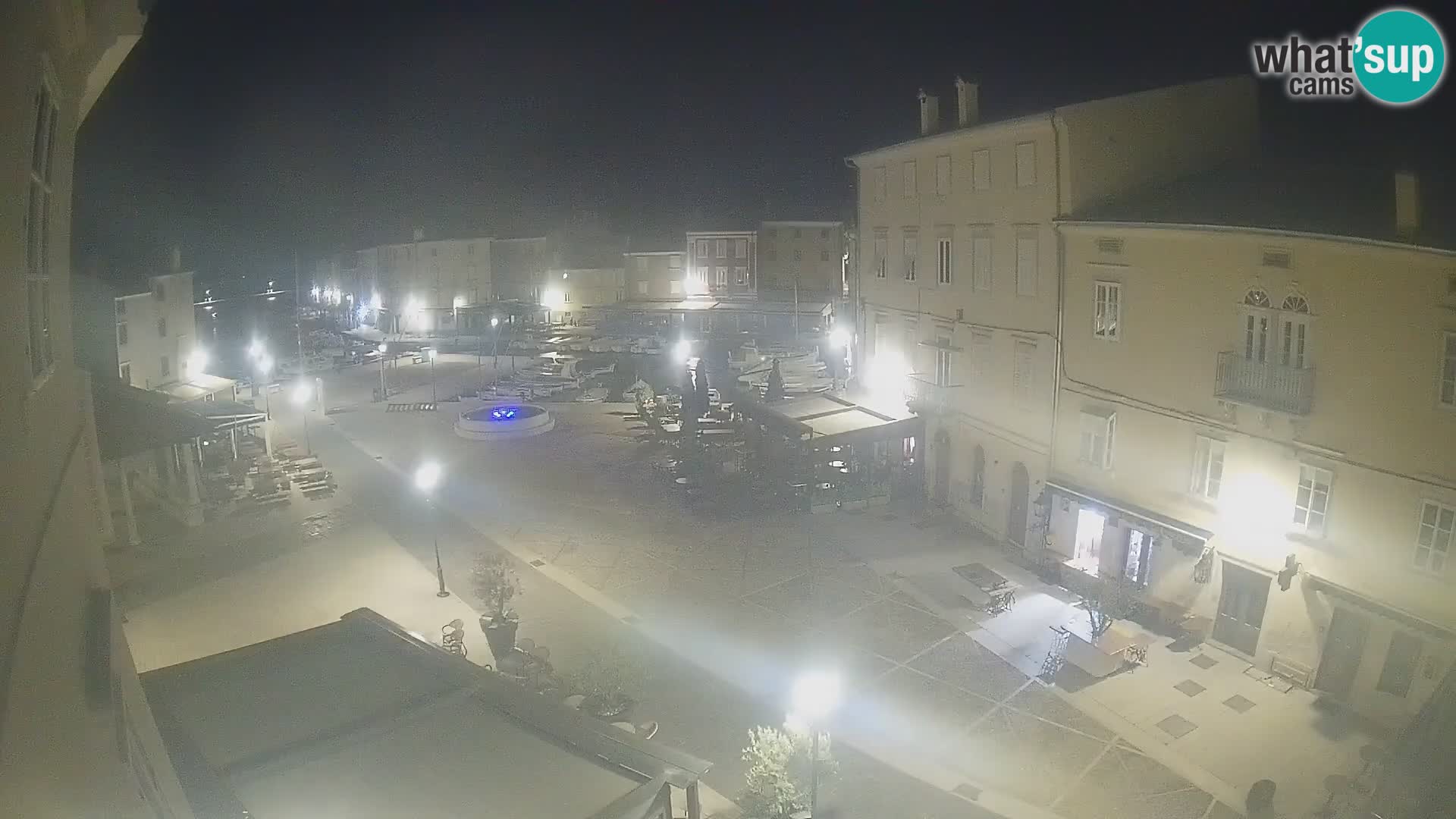 V ŽIVO spletna kamera Cres mesto – glavni trg in “mandrač” – otok Cres – Hrvaška