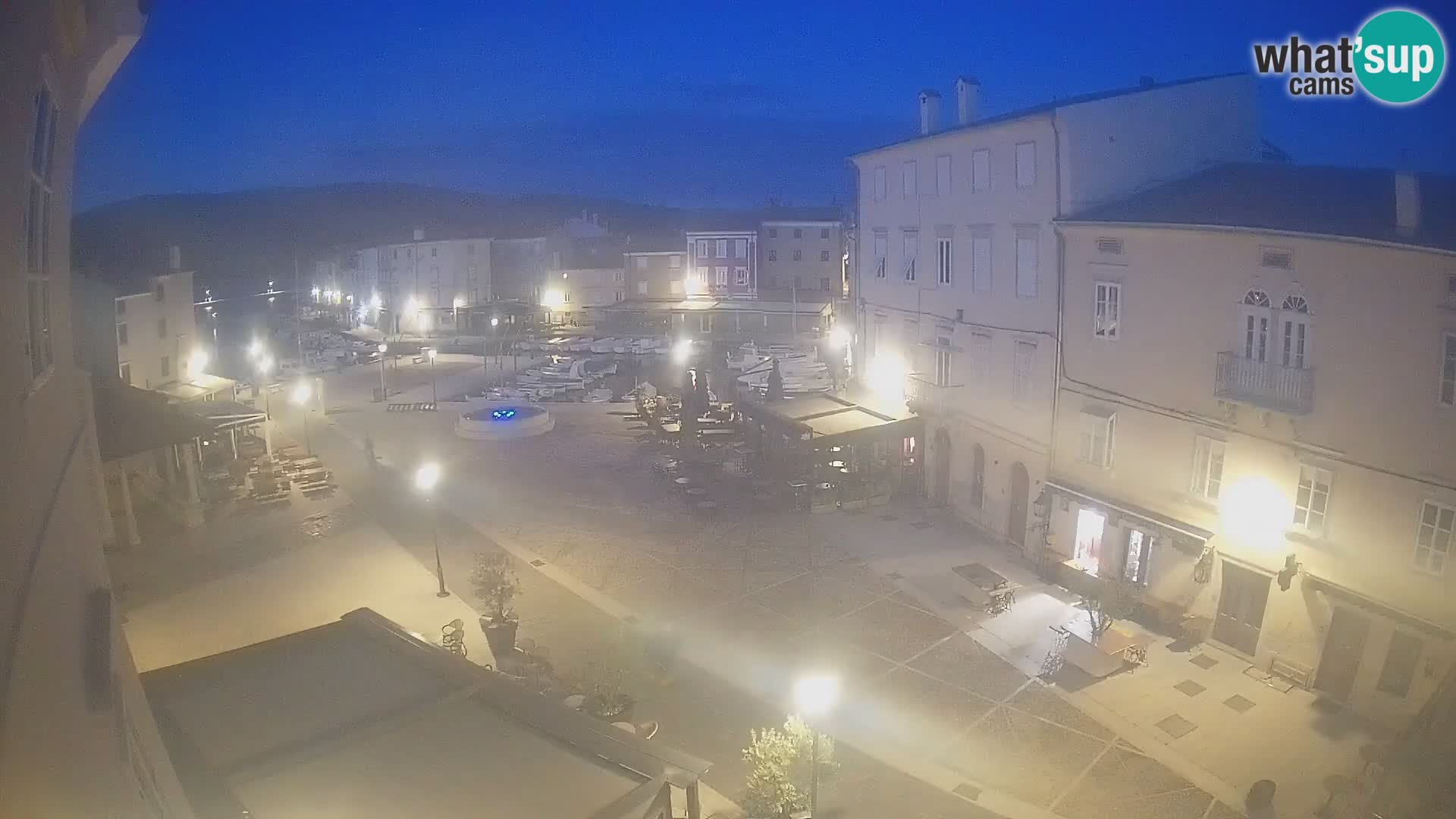 V ŽIVO spletna kamera Cres mesto – glavni trg in “mandrač” – otok Cres – Hrvaška