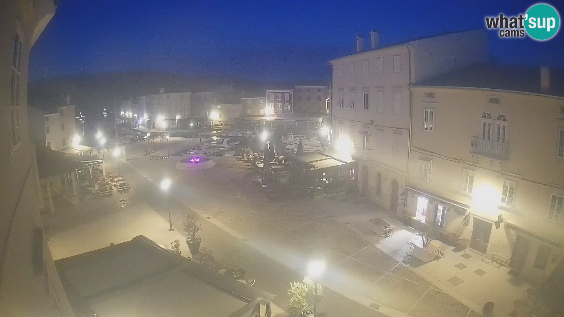 V ŽIVO spletna kamera Cres mesto – glavni trg in “mandrač” – otok Cres – Hrvaška